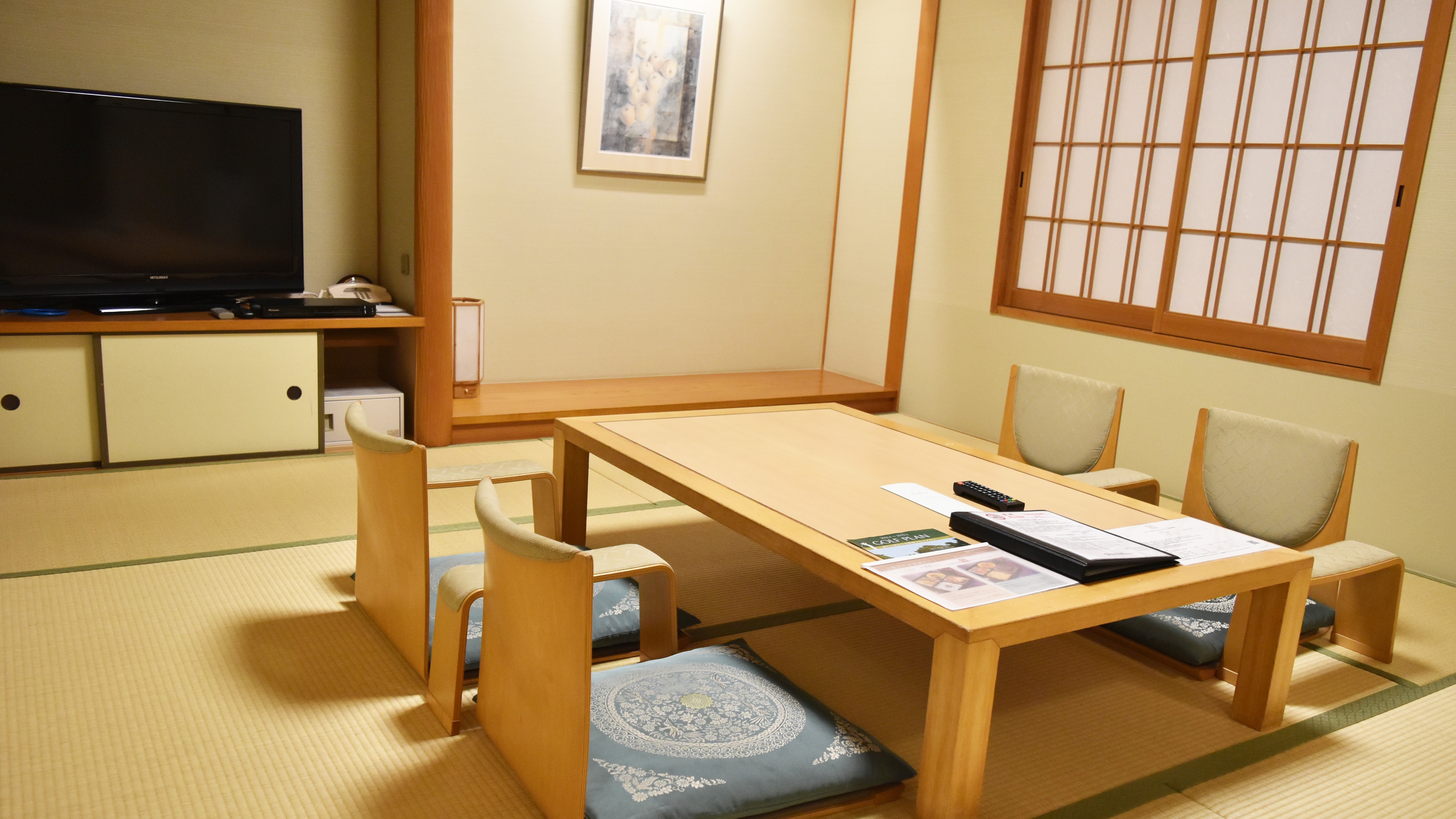 [Japanese-style room] With family and friends