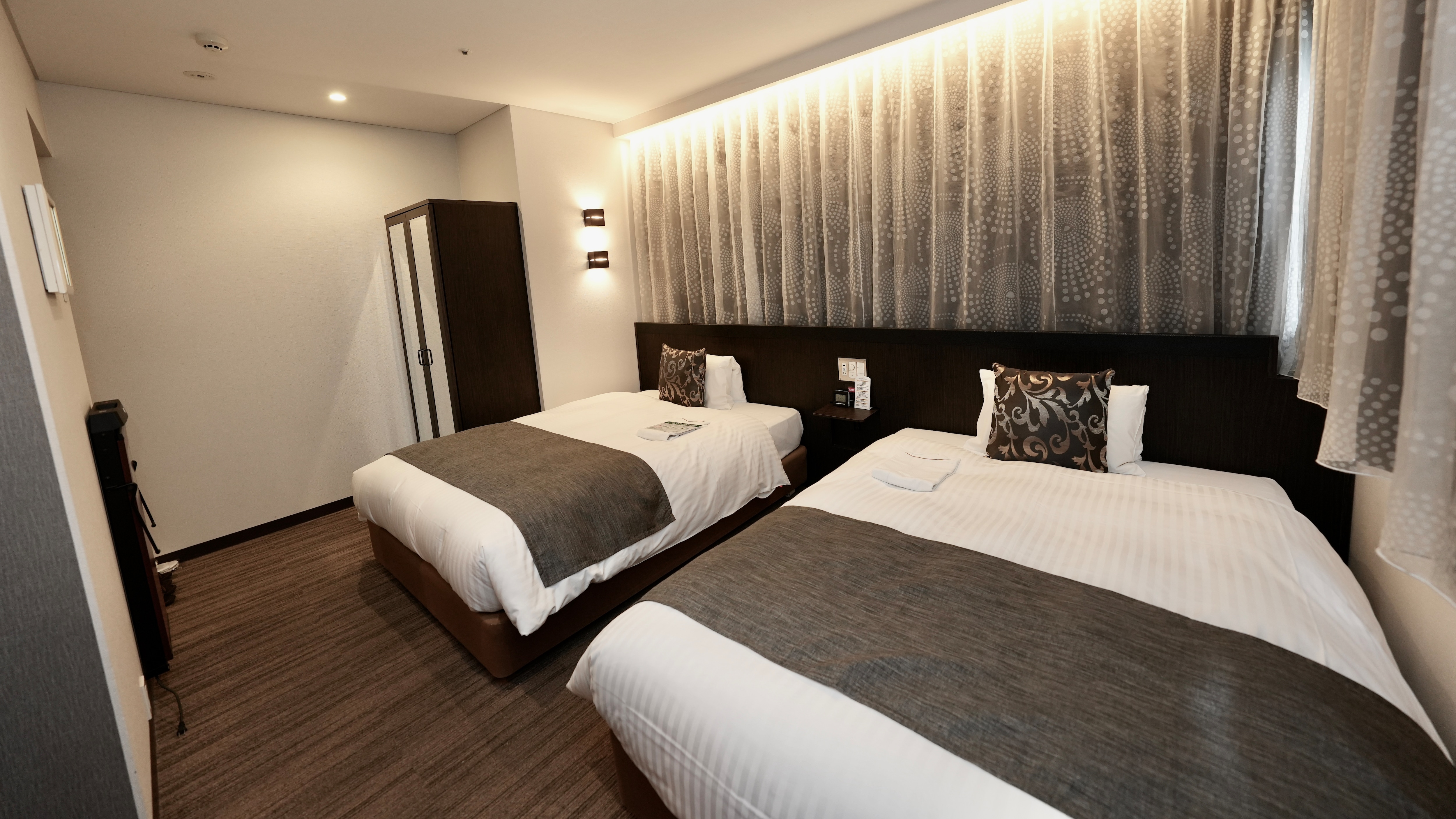 [高級轉角雙床房] 2張1400mm寬的床，獨立浴室、衛生間和洗手池，淋浴