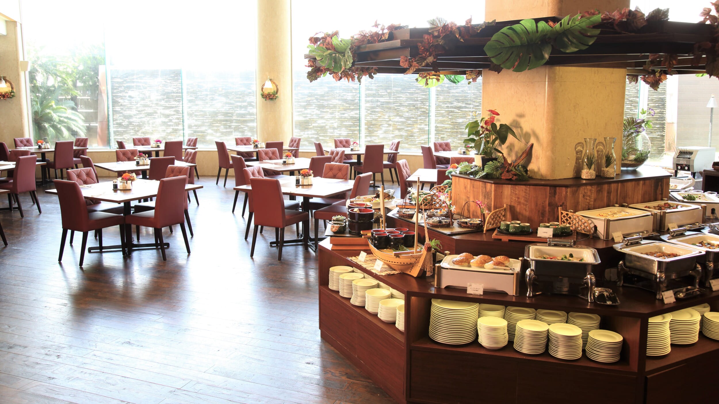 [CARNIVAL Restaurant Breakfast] A bright interior with the morning sun shining in.
