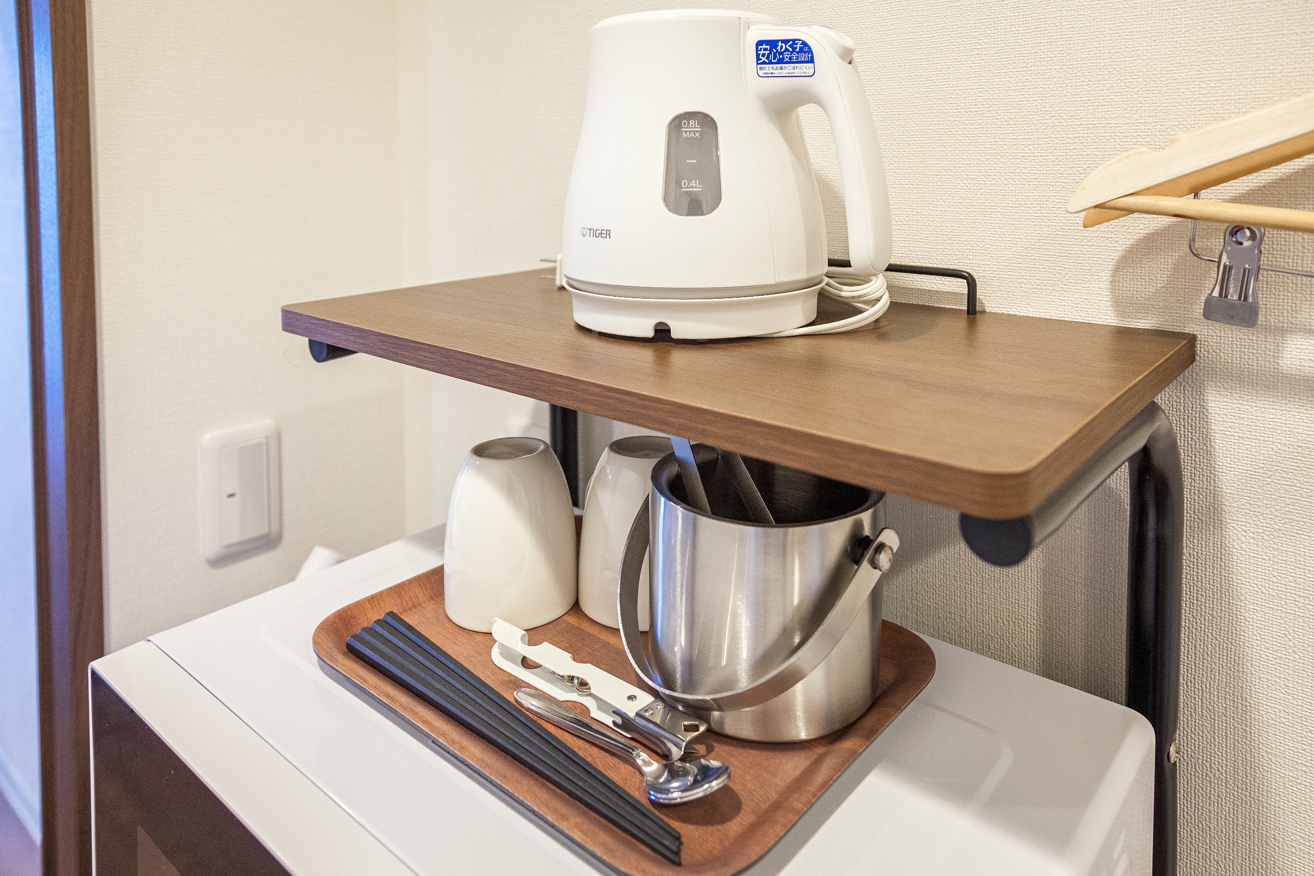 Electric kettle, microwave oven, glasses, chopsticks, etc.