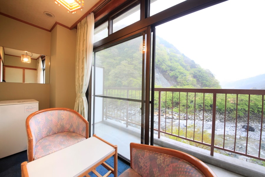 10 kamar tatami bergaya Jepang di sepanjang aliran gunung di bangunan utama (lantai 3) dengan toilet fungsi mandi dan cuci