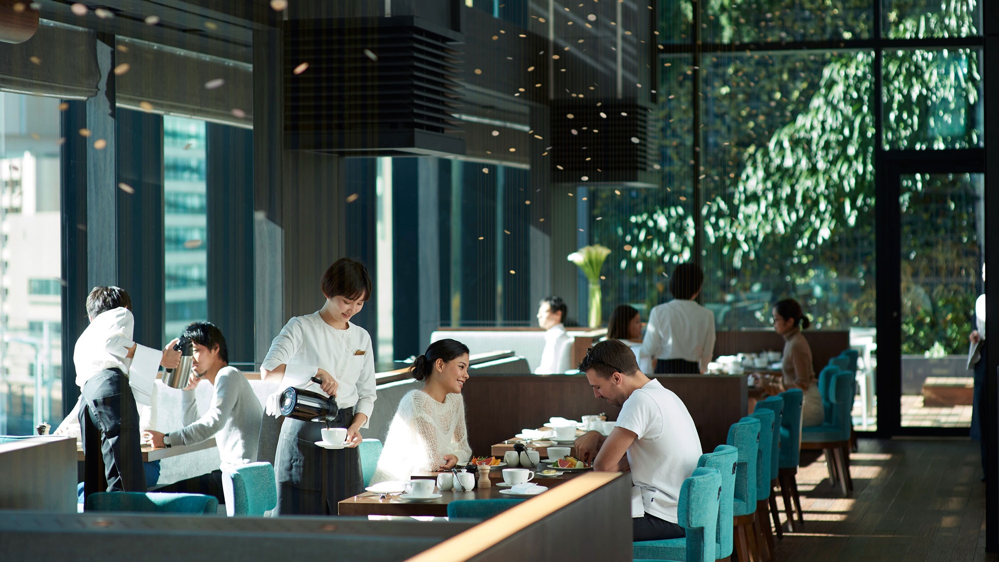 앵커 도쿄 (4F) 낮에는 밝고 개방적인 분위기.