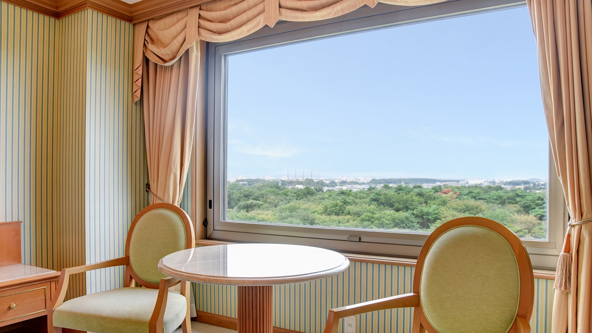** [Room (Double Suite)] You can see the magnificent view of Showa no Mori from the 8th floor of the hotel.