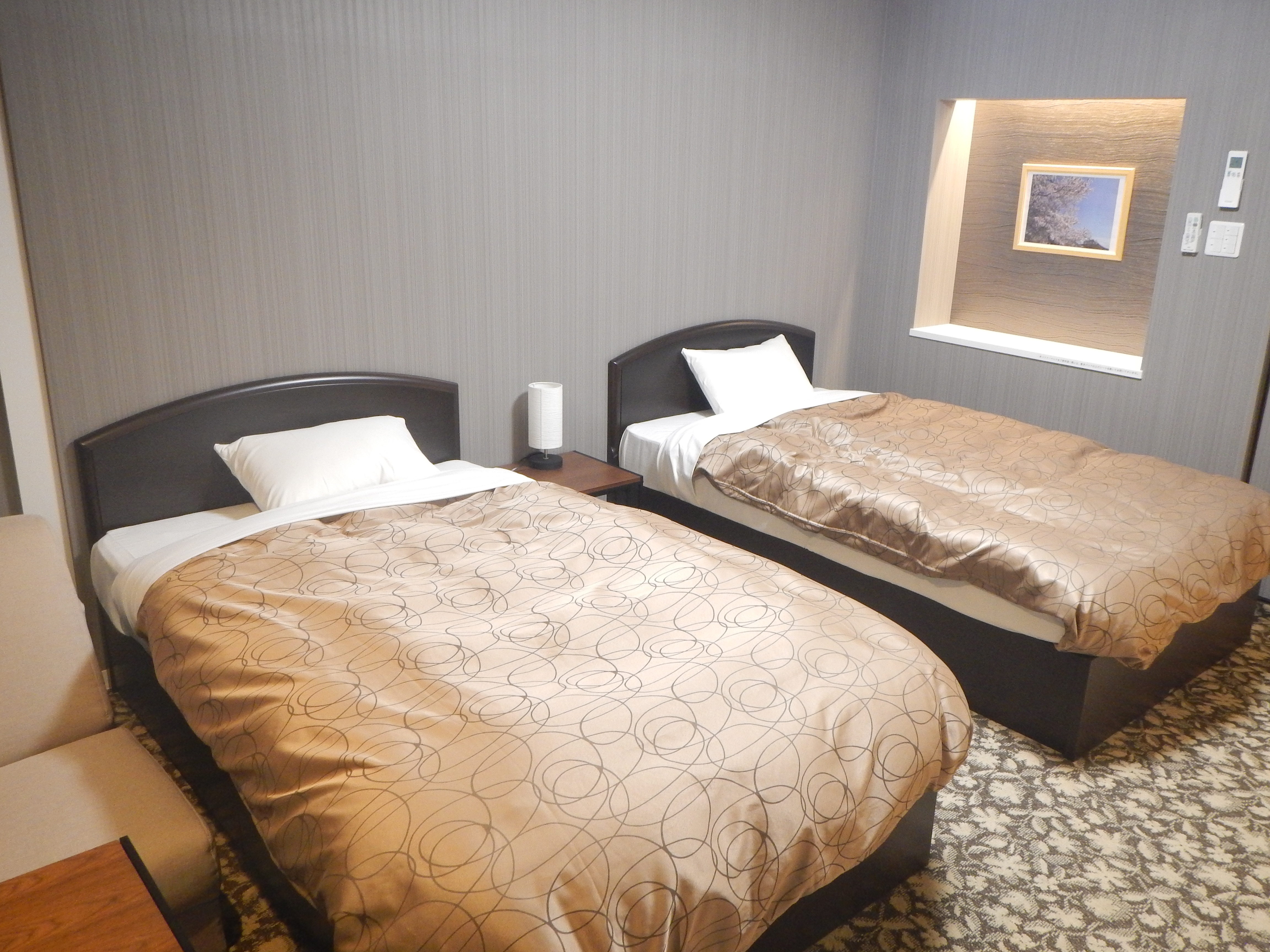 Kamar 203: Kamar tidur twin + sofa bed. Bisa menampung hingga 3 orang.