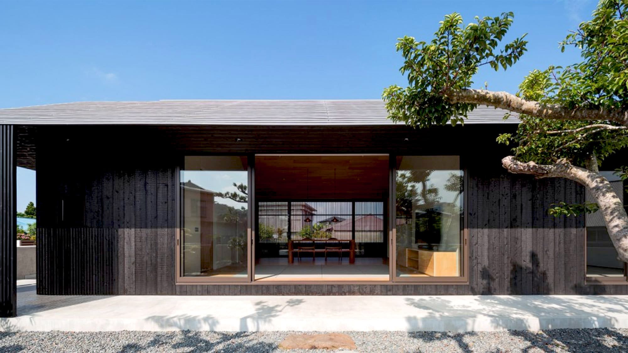 ・ Chic exterior using grilled cedar