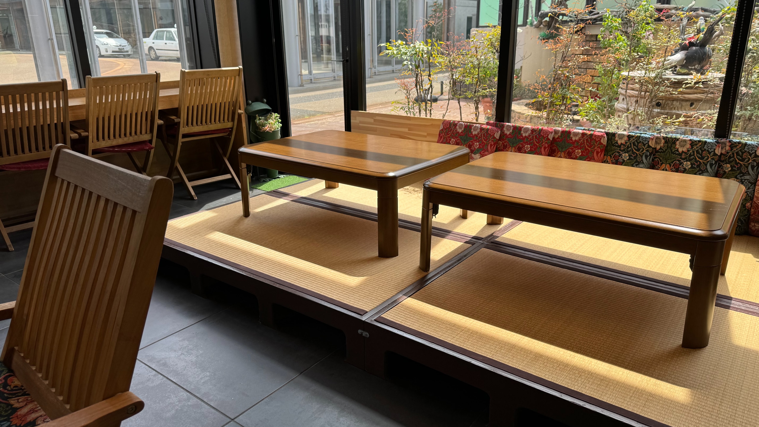Restaurant (raised seating area)