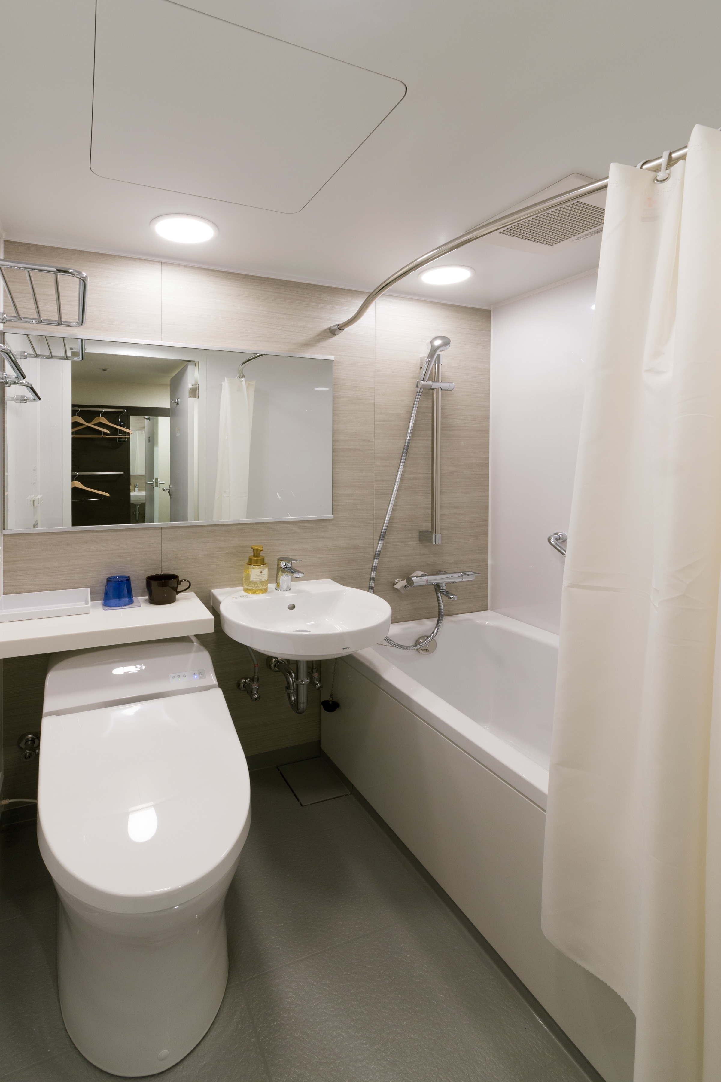 Twin room bathroom (unit bath)