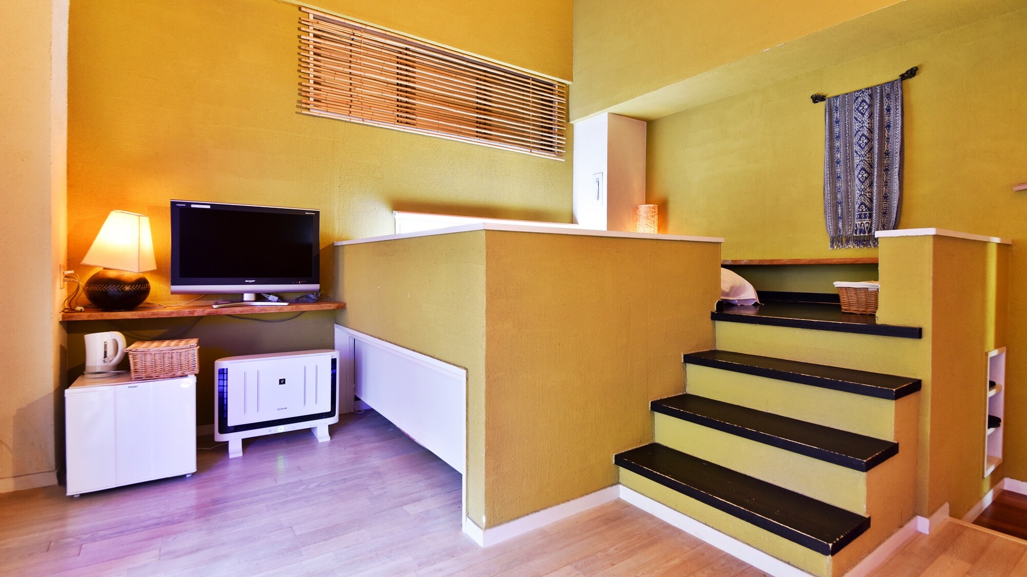 *[Ruri] The bed in the spacious and bright room is loft-style. Just a few steps lead you to an extraordinary place.