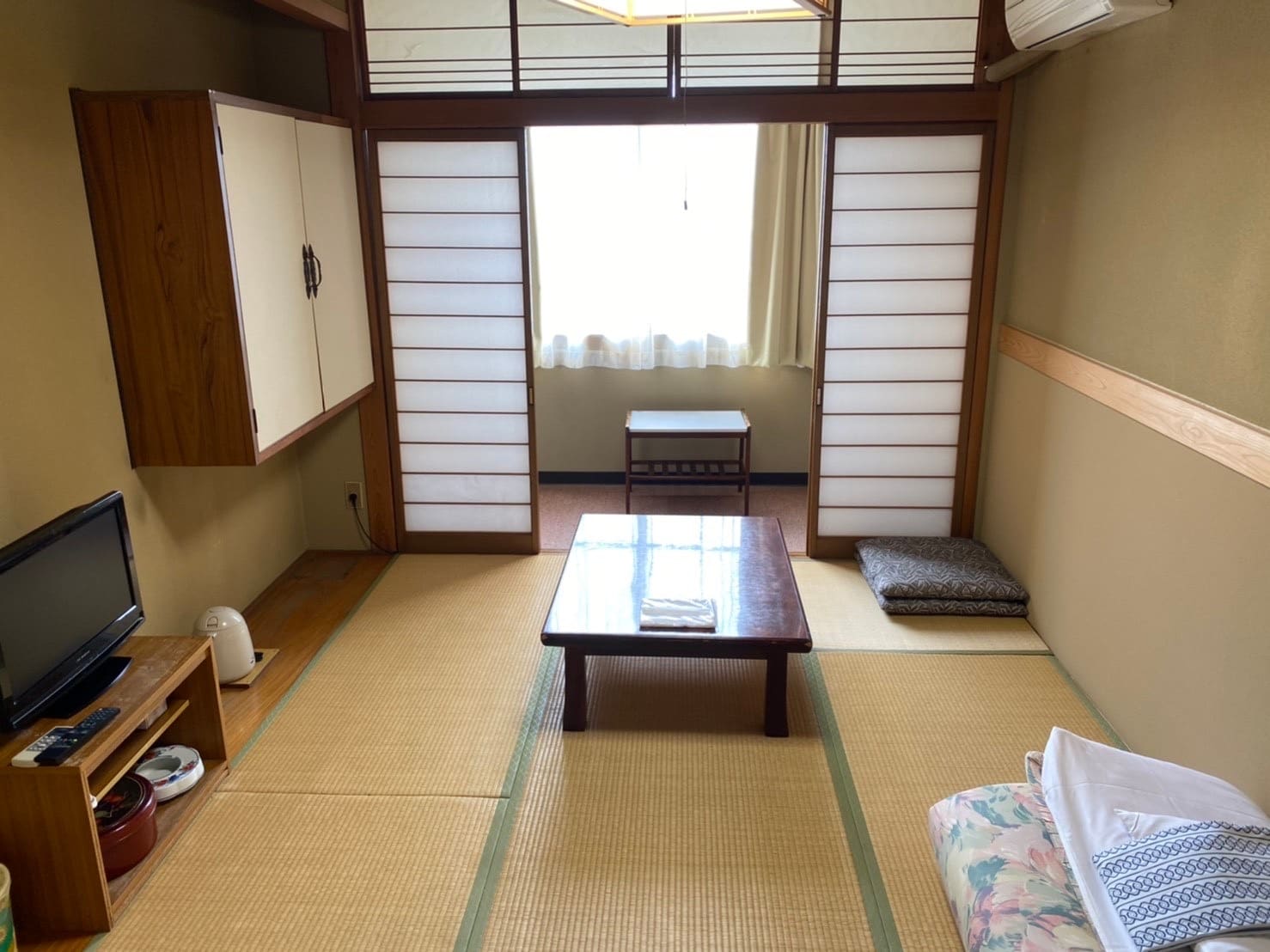 Japanese-style room, 8 tatami mats, no toilet