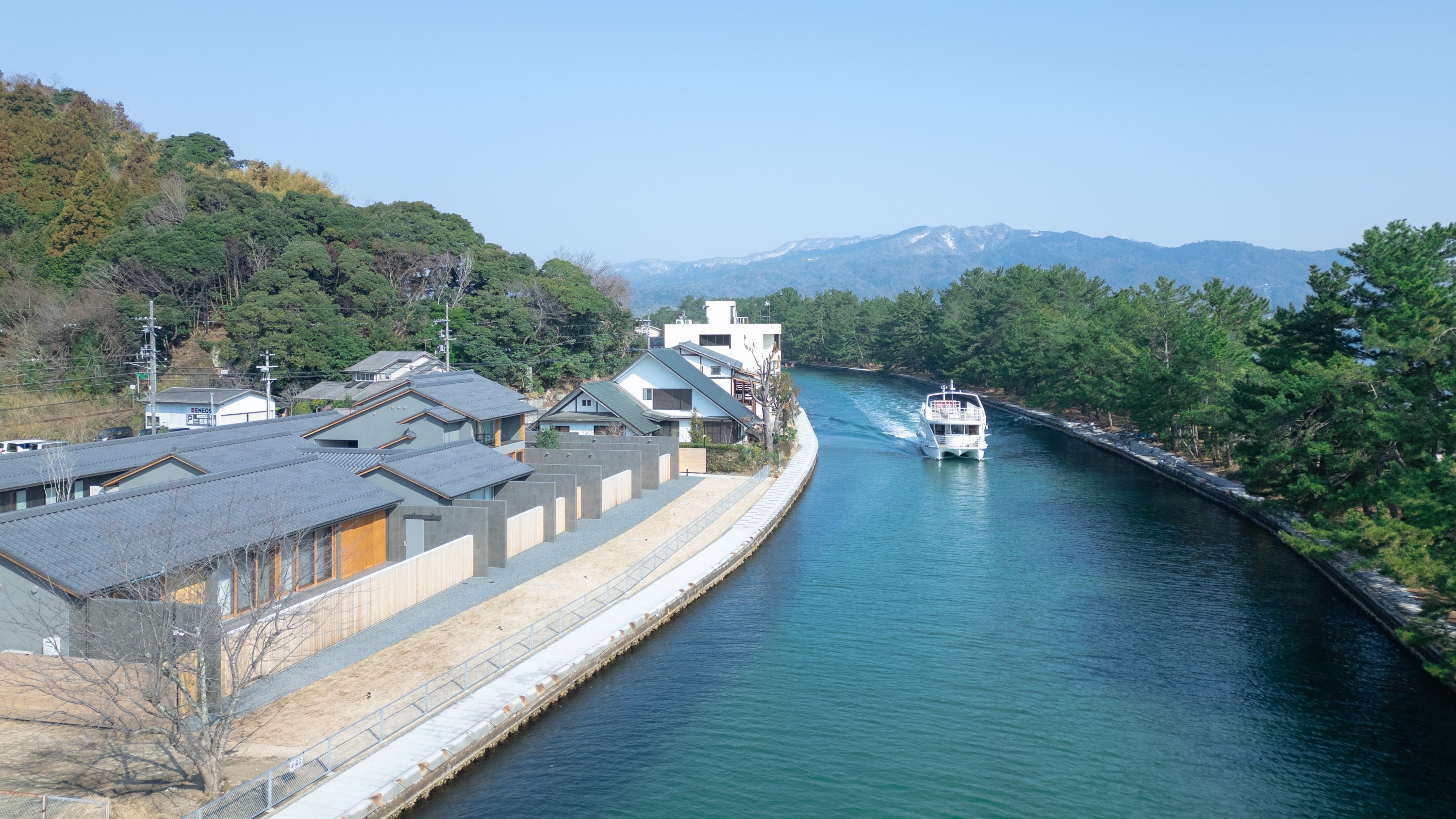 【周围景色】天桥立运河沿岸的非凡景色，游船和其他船只来来往往。