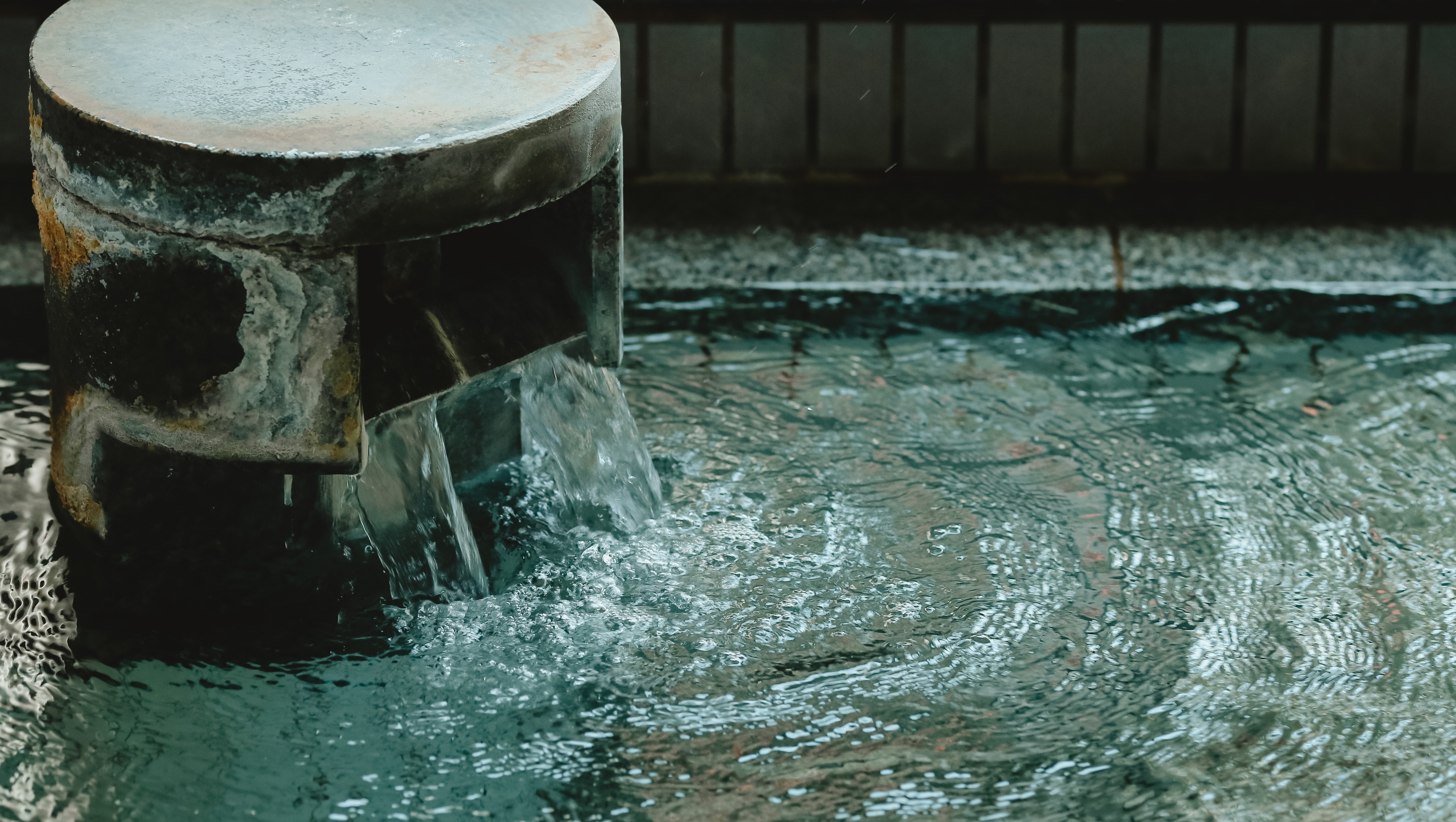 利用源头丰富的水源的温泉