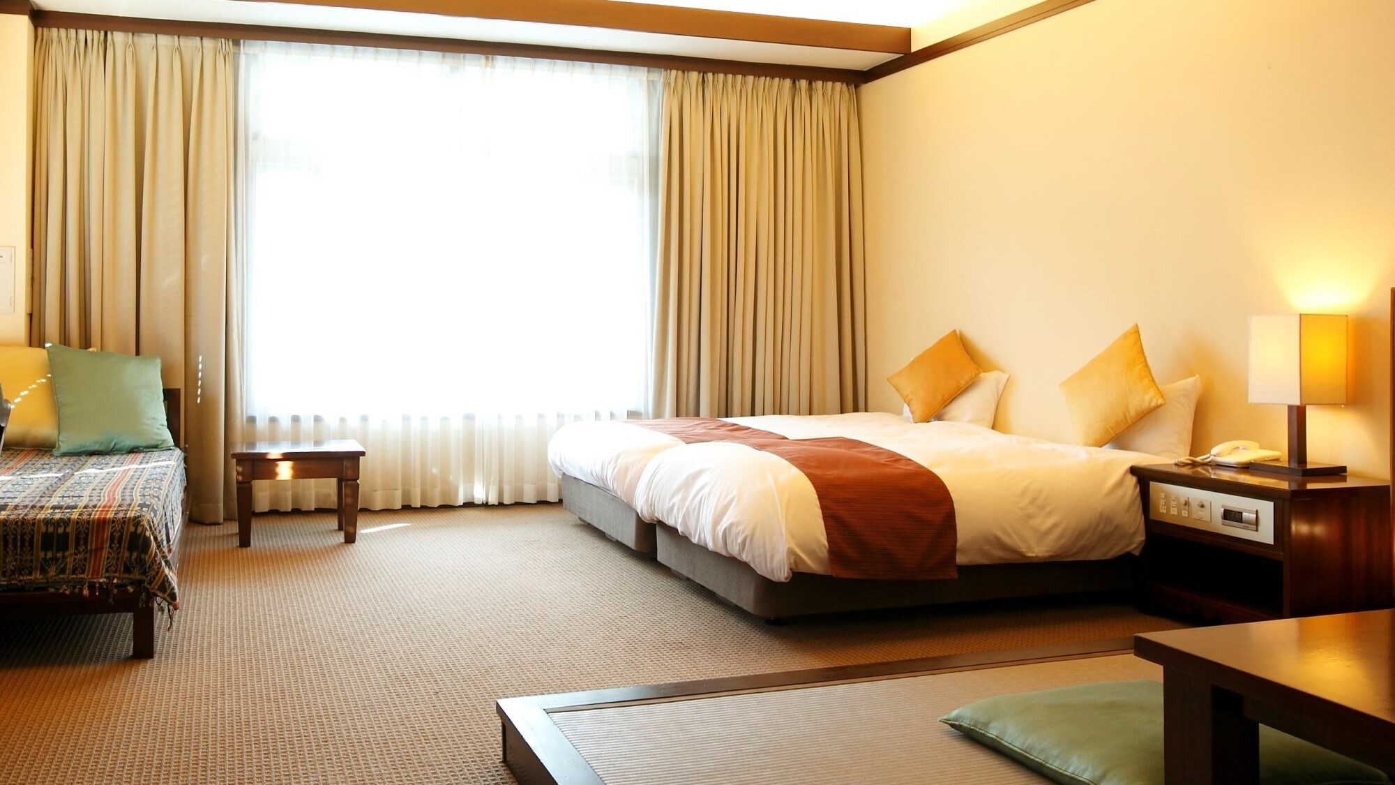 [Oriental Building] Example of a Japanese-Western style twin room