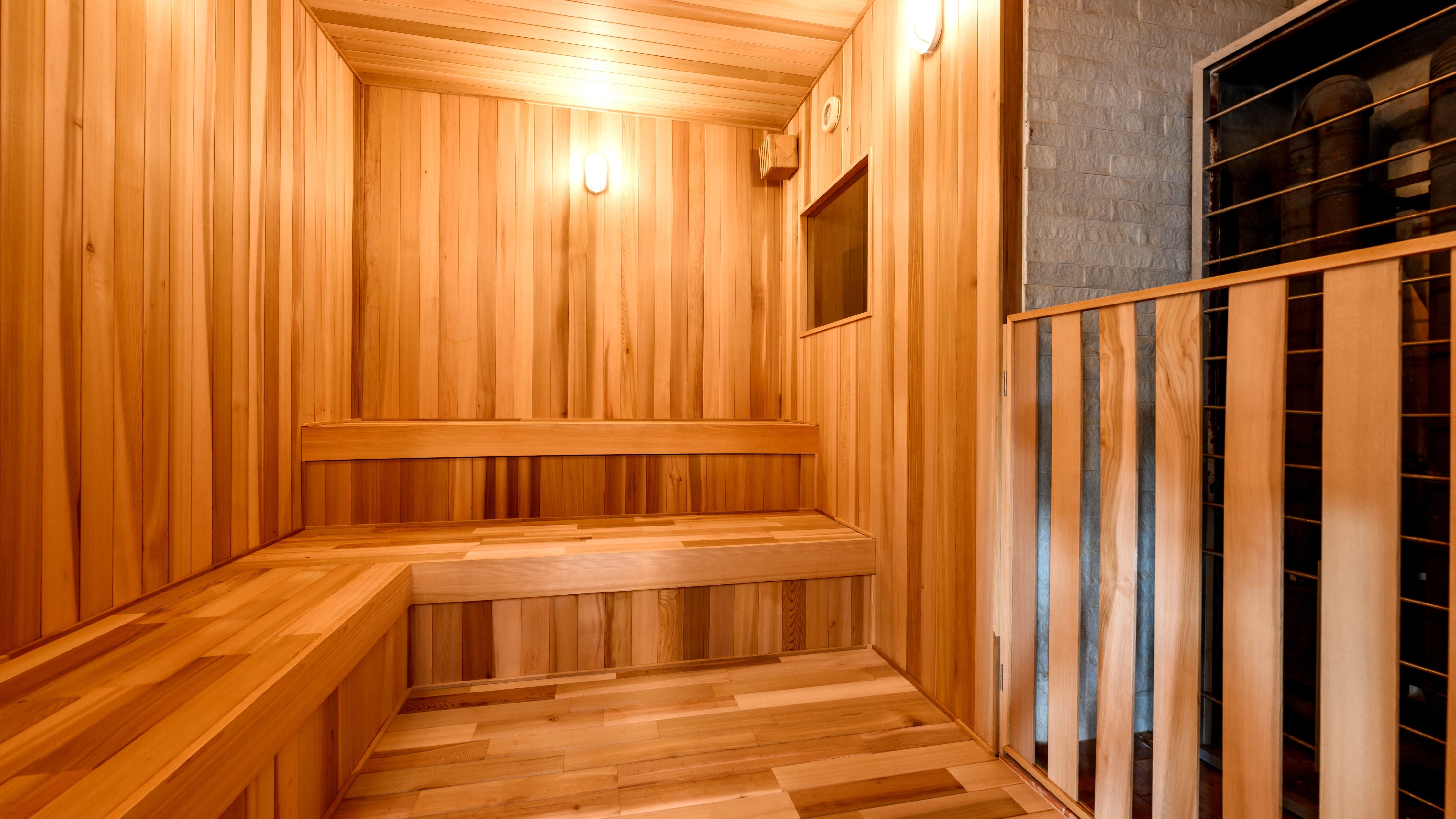 [ห้องซาวน่าแยกสำหรับชายและหญิงในส่วนต่อเติม (มีค่าใช้จ่าย)] ซาวน่าที่อบอวลไปด้วยกลิ่นไม้