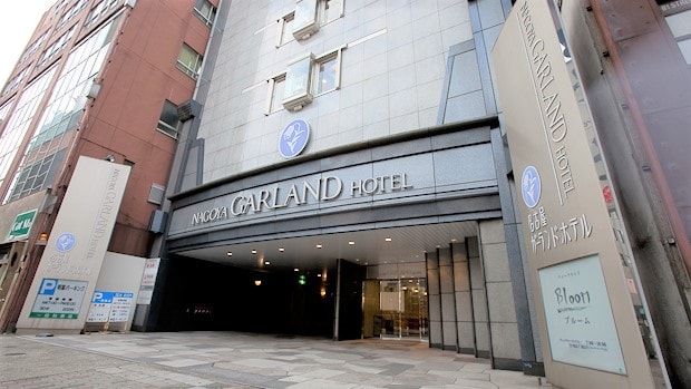 Lorong parkir ada di sisi kiri menghadap ke depan hotel.