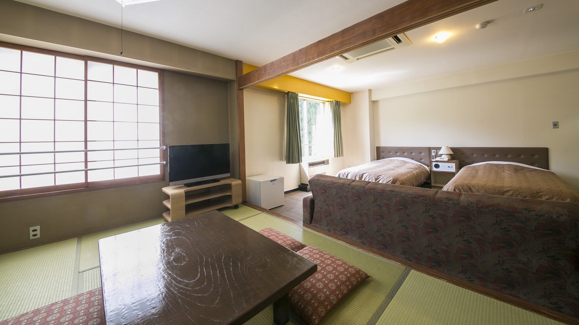 [Japanese and Western rooms] Popular rooms. It also has two air conditioners, so it is cool in summer and warm in winter, and it also has an air purifier with a humidifying function.