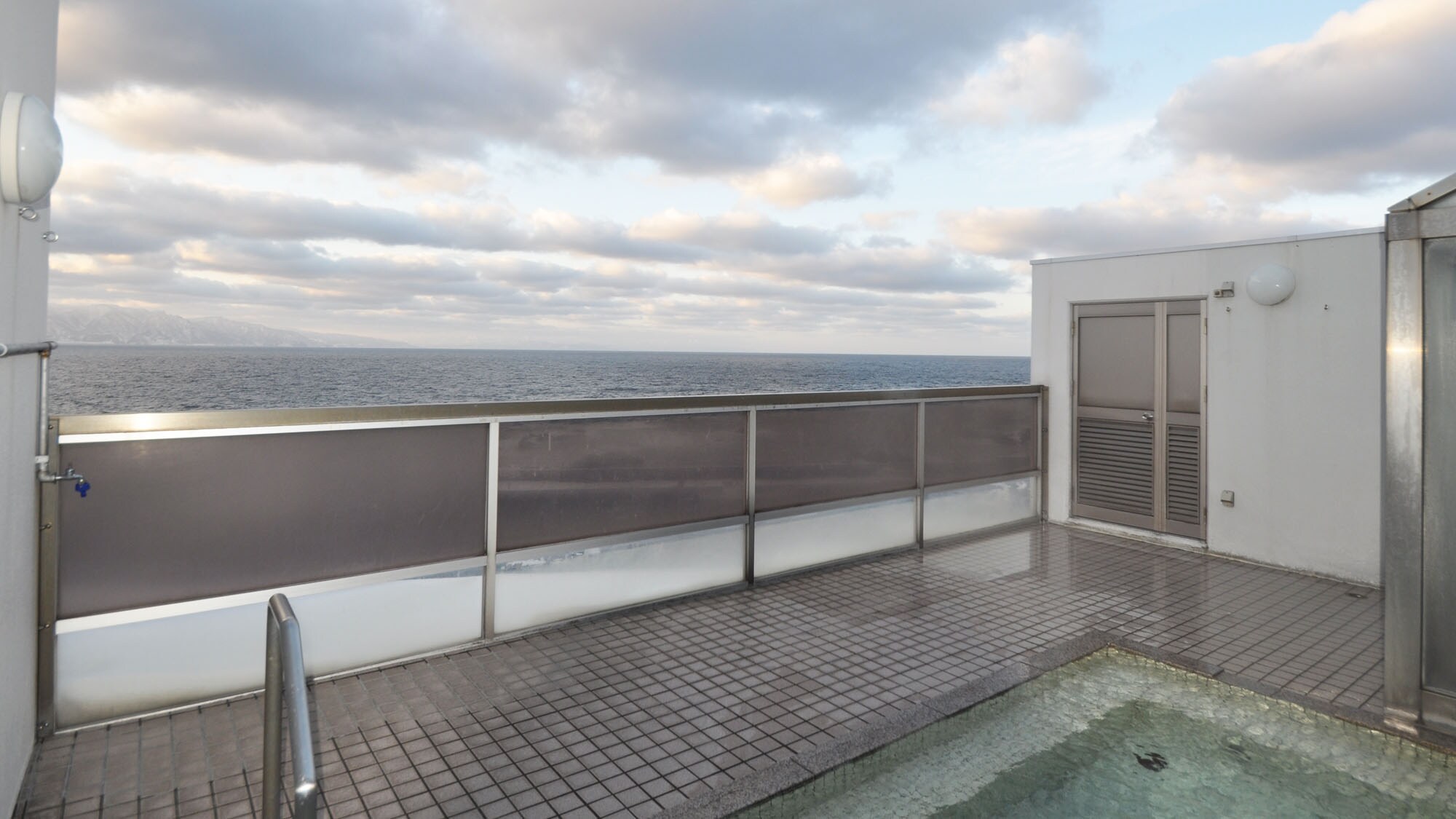 [Onsen (men's bath)] Open-air bath overlooking the Sea of Japan