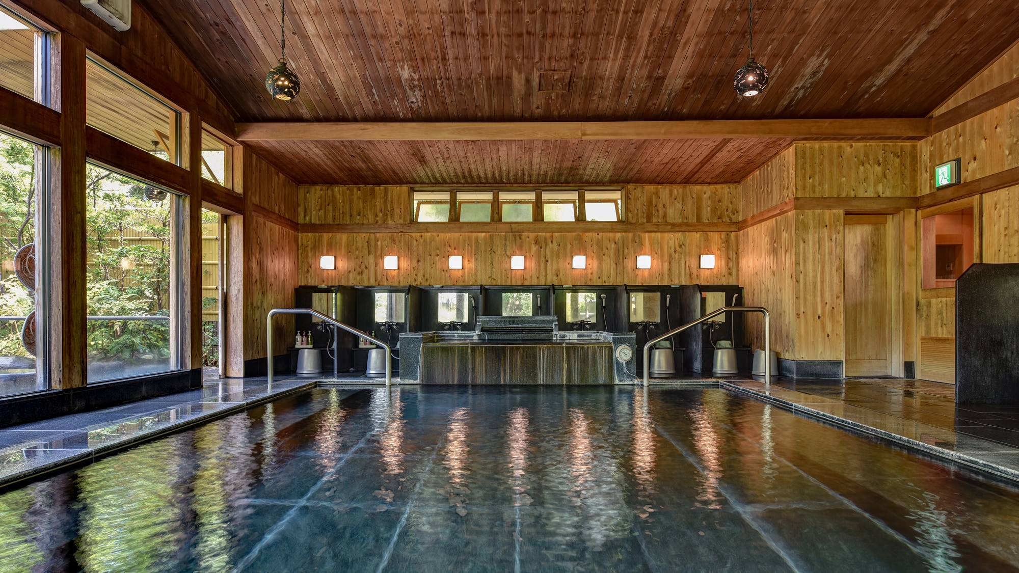 *[Large public bath] Our hot spring water is 100% natural. Please relax in our large public bath with large windows.