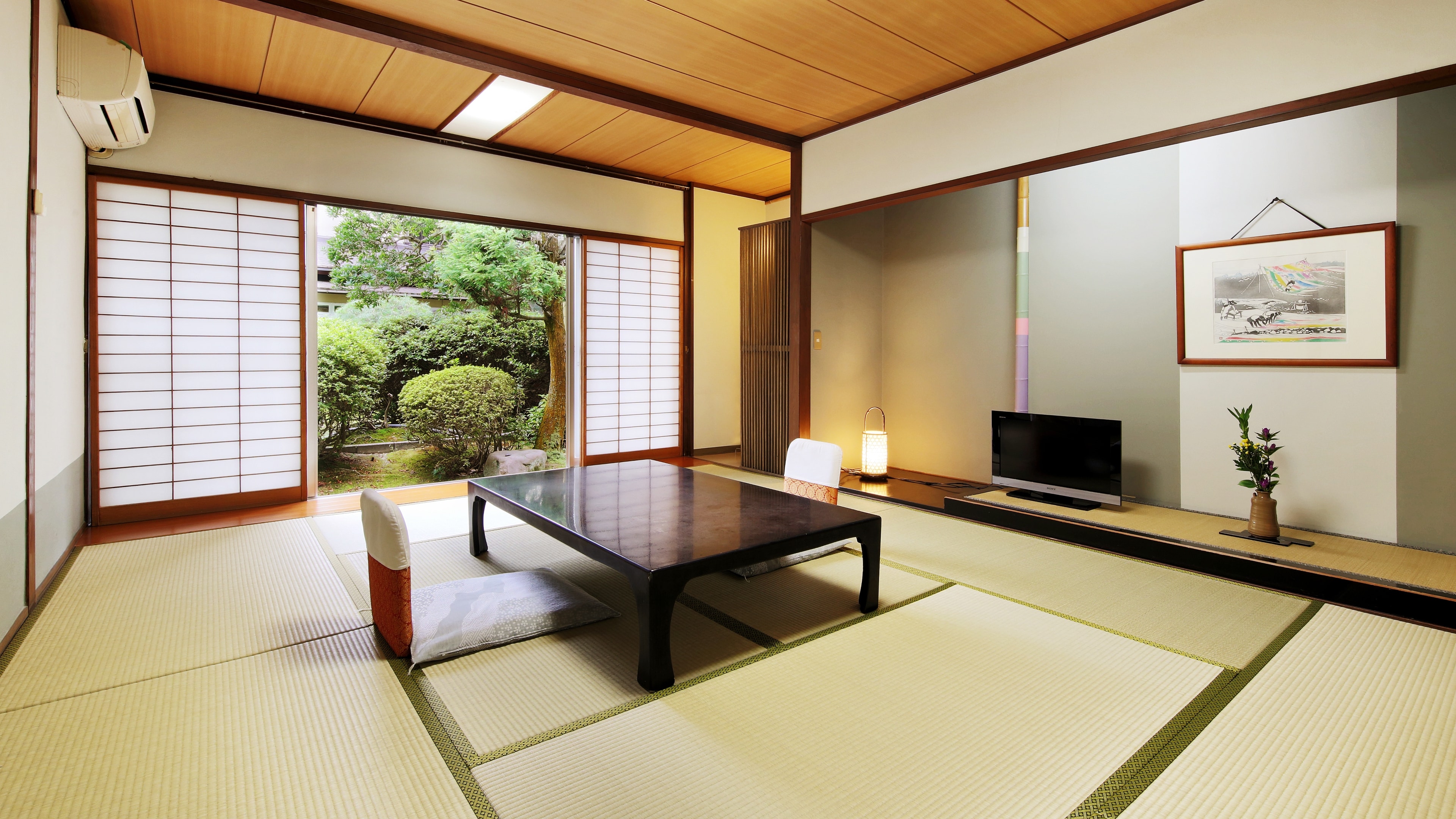 [Good old wooden Japanese-style rooms <Shogetsutei/Kasentei>]