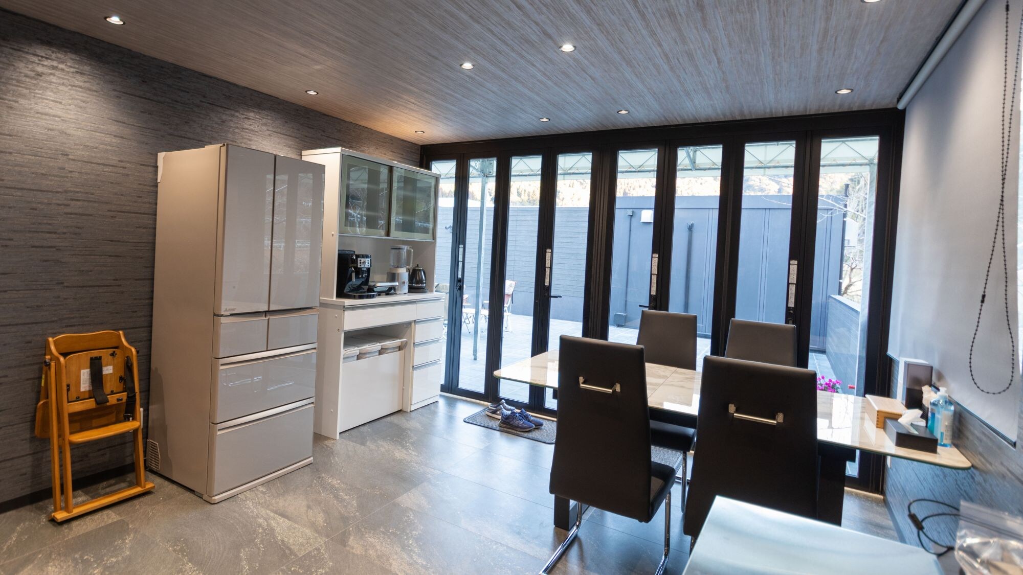 Suite glamping dining space