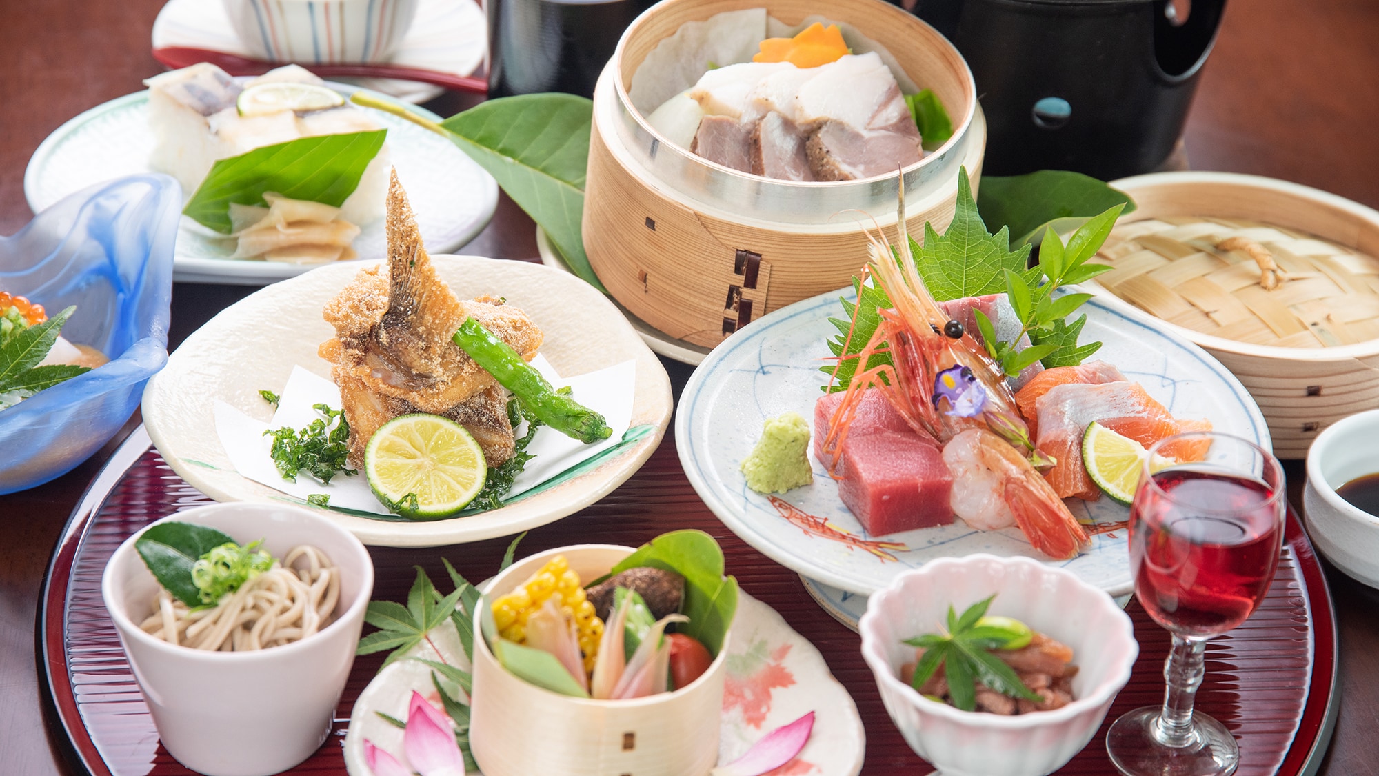 *An example of an upgraded kaiseki meal. A higher-grade meal in terms of both the number of dishes and ingredients.