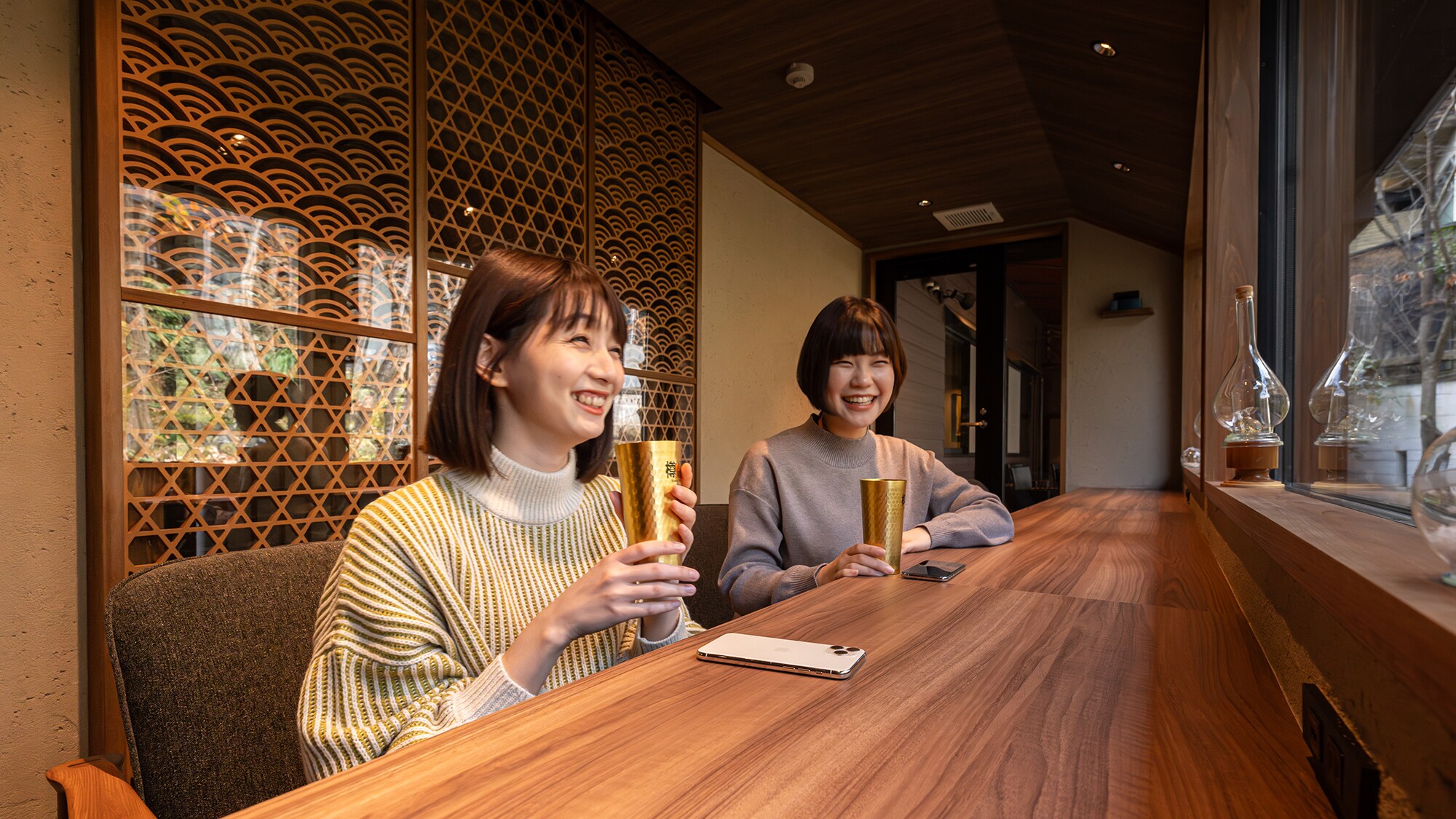 Enjoy an elegant break with your favorite drink at the open cafe & BAR. Admire the beauty of the courtyard from the window.