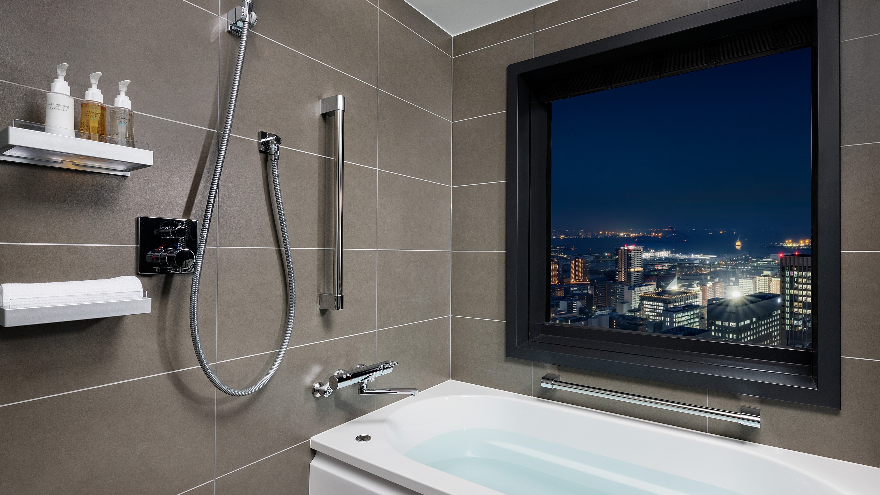 [Twin] Bathroom with bathtub and rain shower