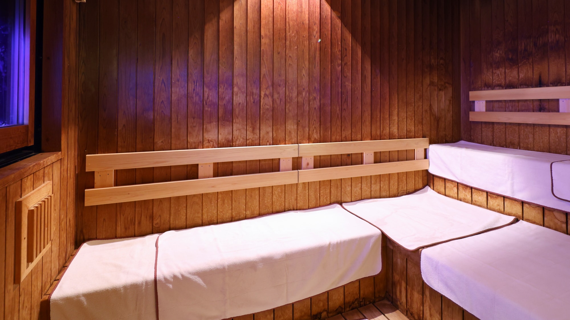 ■【男】高溫桑拿（溫度約95℃、附電視、可容納5人/凌晨1點至5點休息）