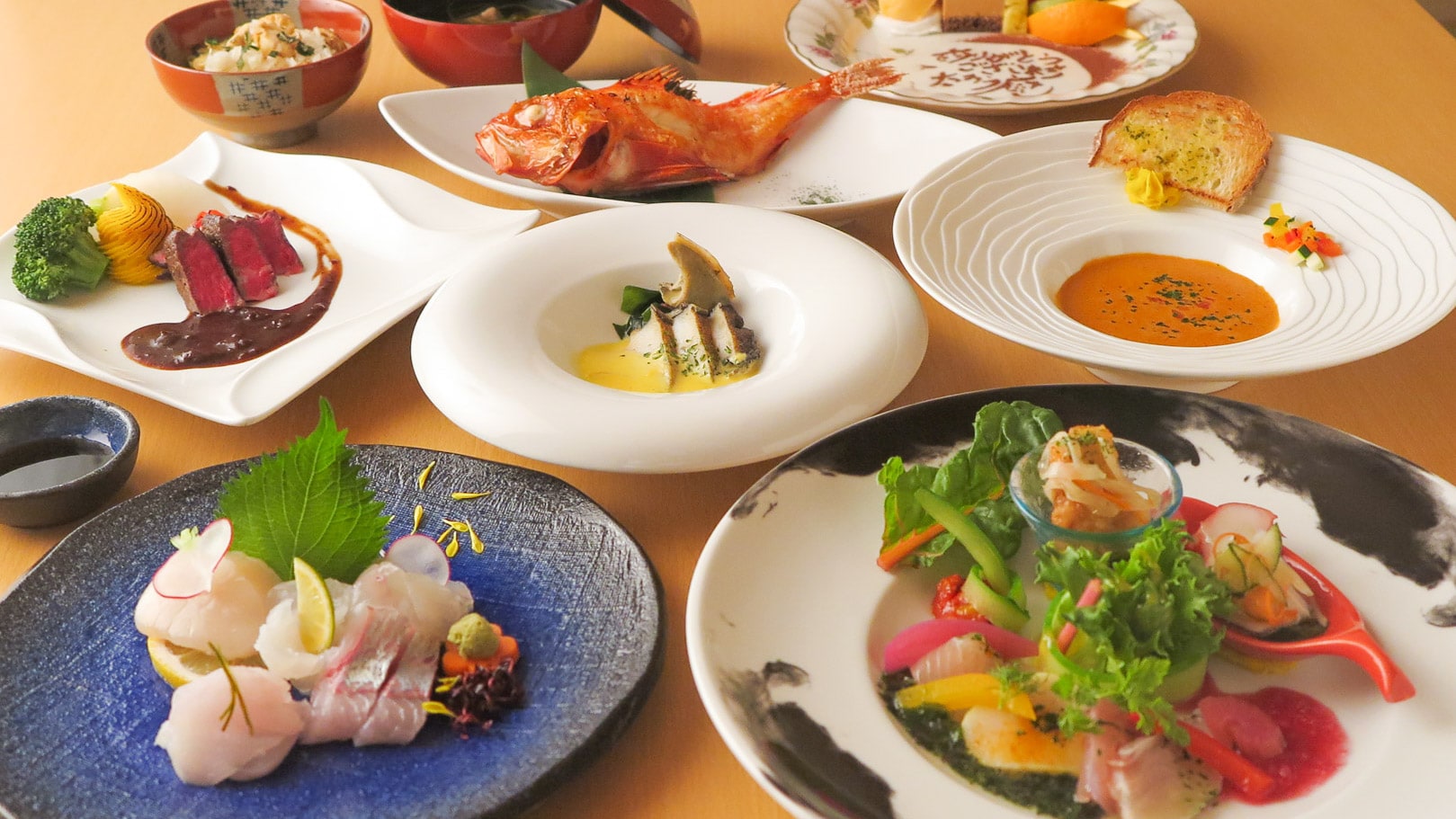 【晚餐示例】 每道菜均采用当地食材精心烹制，可在包间享用。