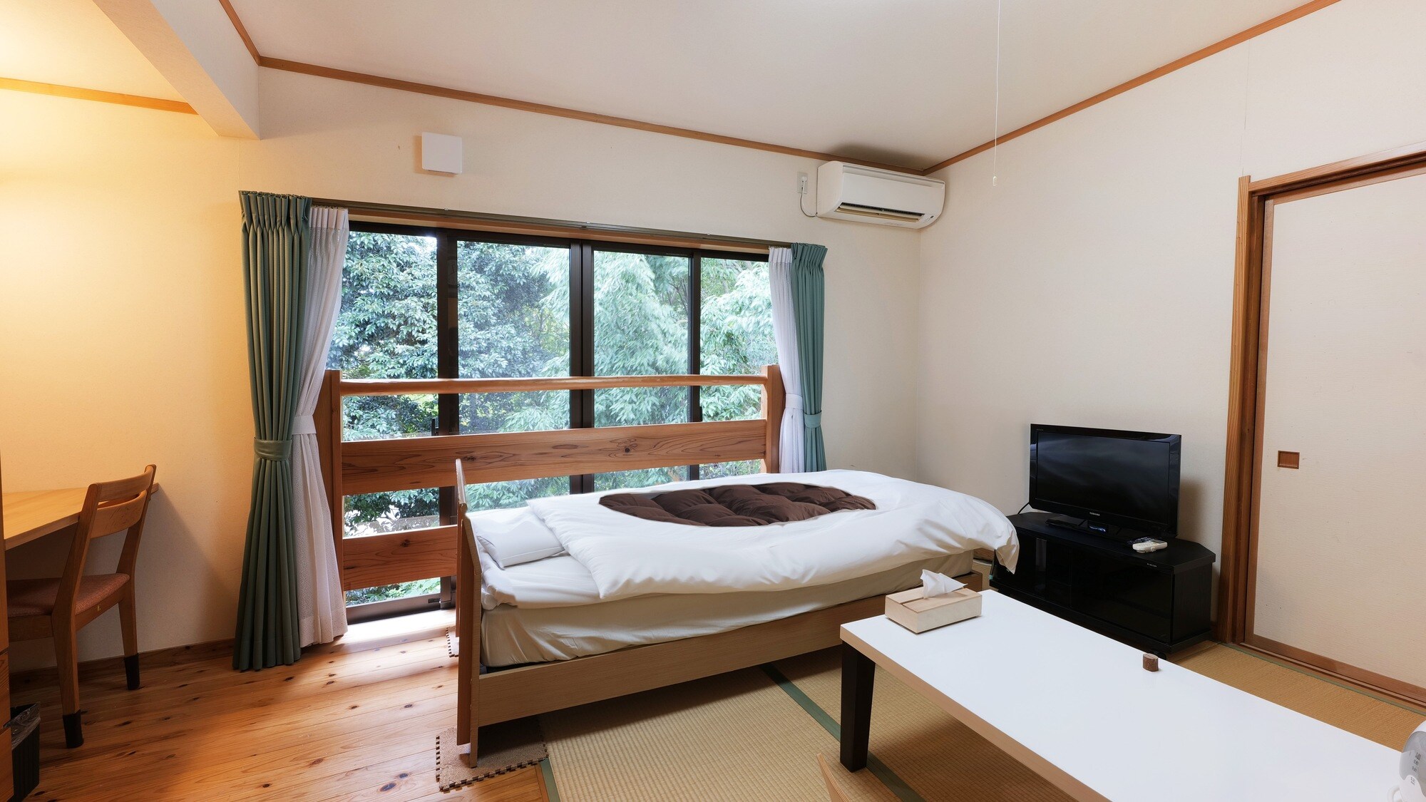 • [Hyakunen Sugikan / Phòng đơn kiểu Nhật-Tây] Đây là phòng khách ở tầng 2 của Hyakunen Sugikan (tòa nhà chính), được xây dựng bằng những cây tuyết tùng trăm năm tuổi từ núi Amagi.