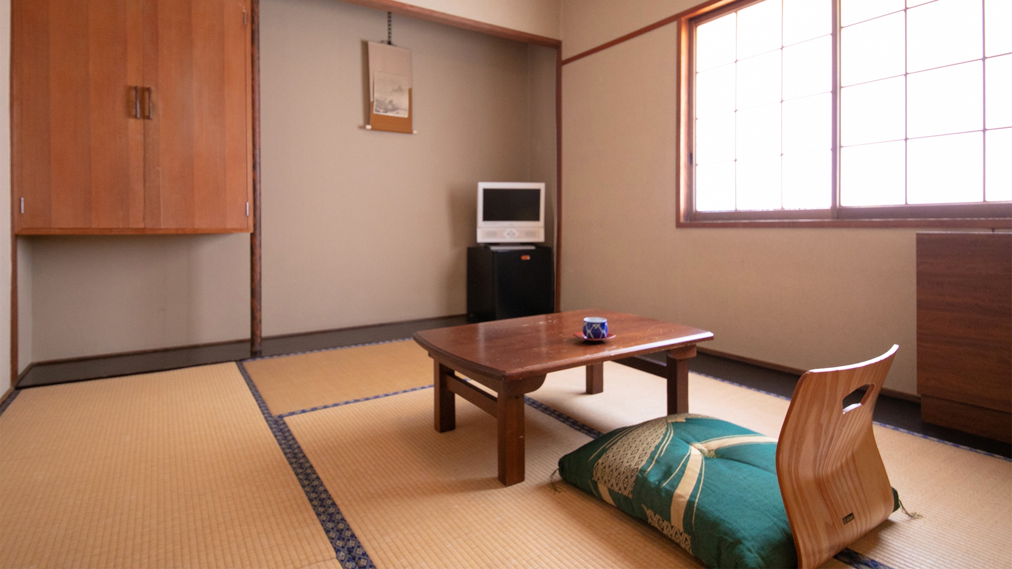 ■ Japanese-style room 6 tatami mats with bath and toilet ■