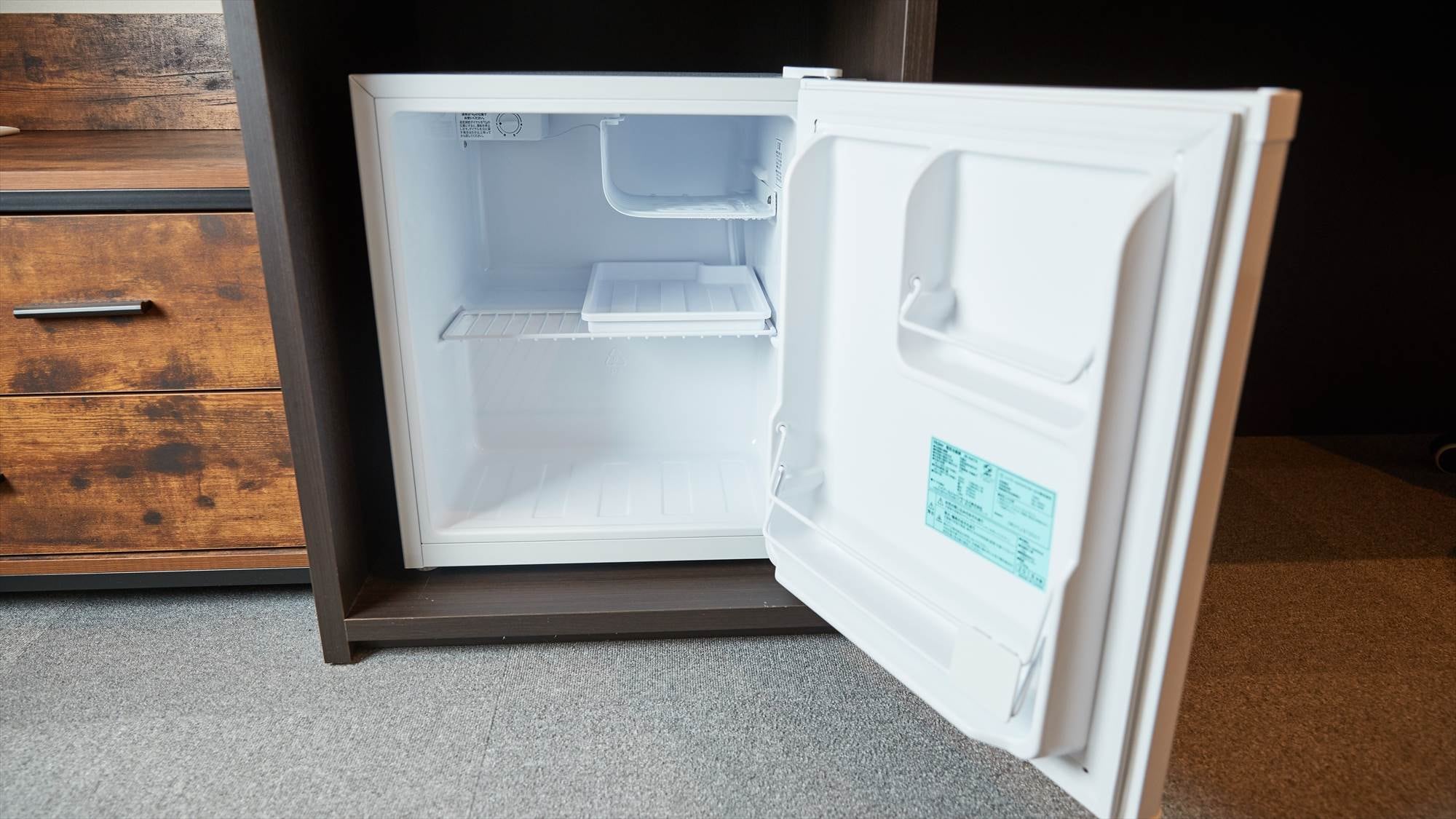 There is an empty refrigerator. Please feel free to use it.