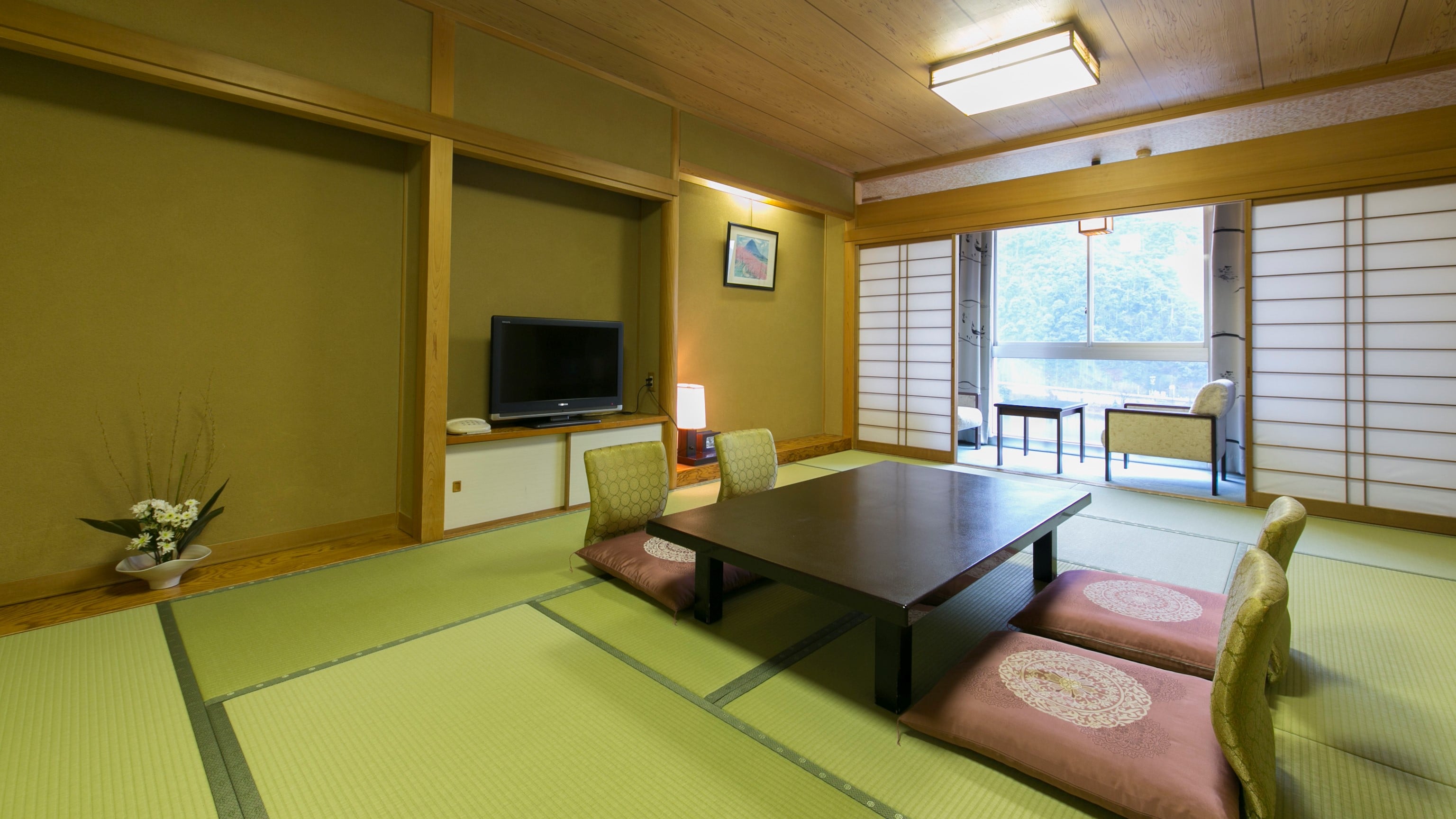 ★ Japanese-style room / river side (12 tatami mats / 45 square meters)
