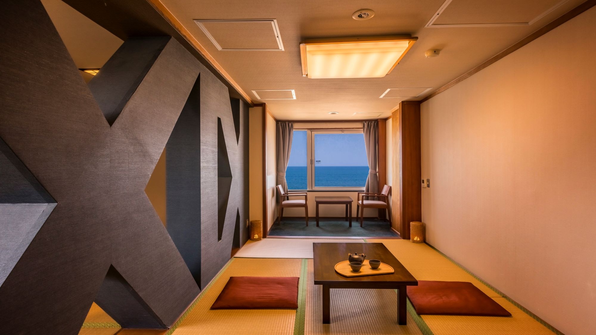 Standard Japanese-style room (with indoor pillars) *Example of guest room