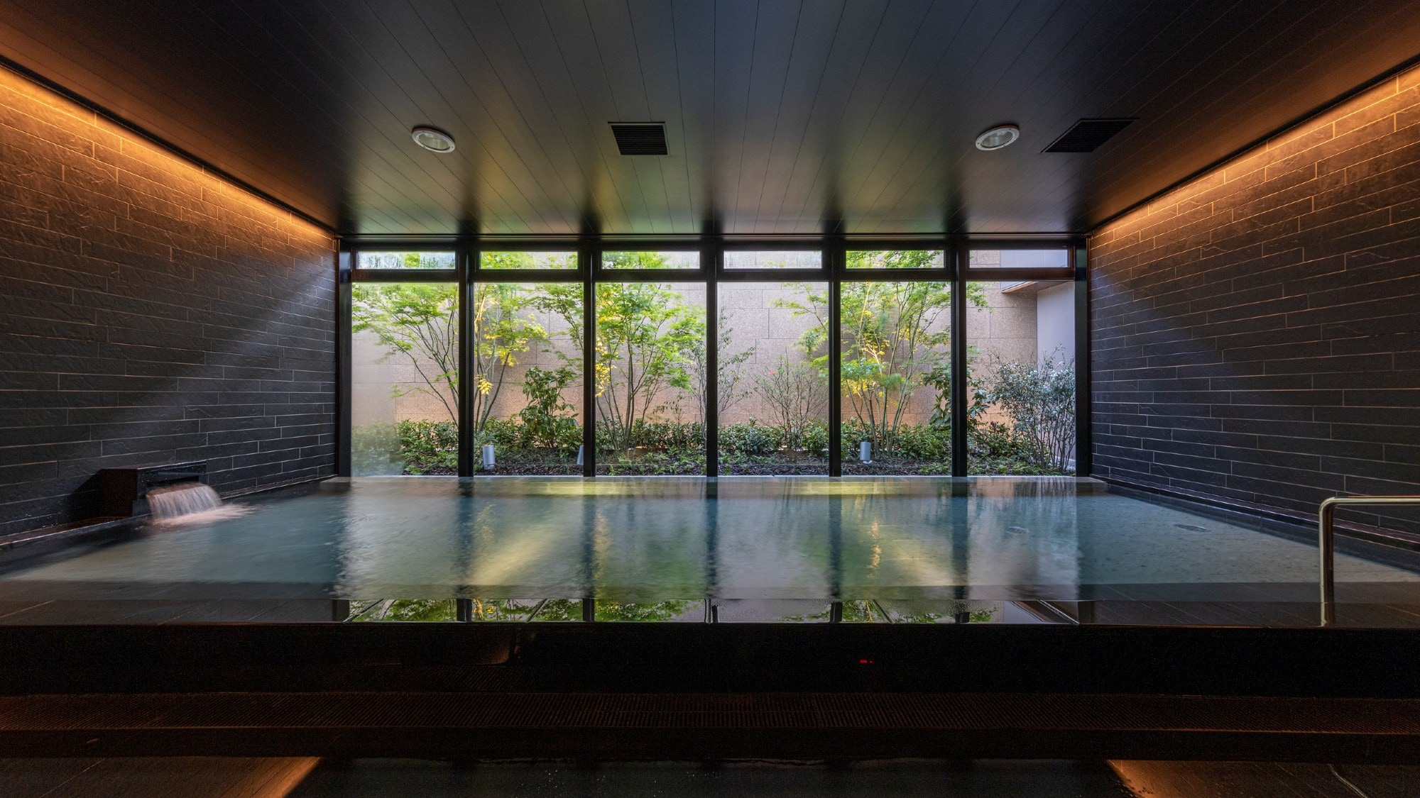 [Hot water (large bath)] Relax your mind and body and spend a blissful time.