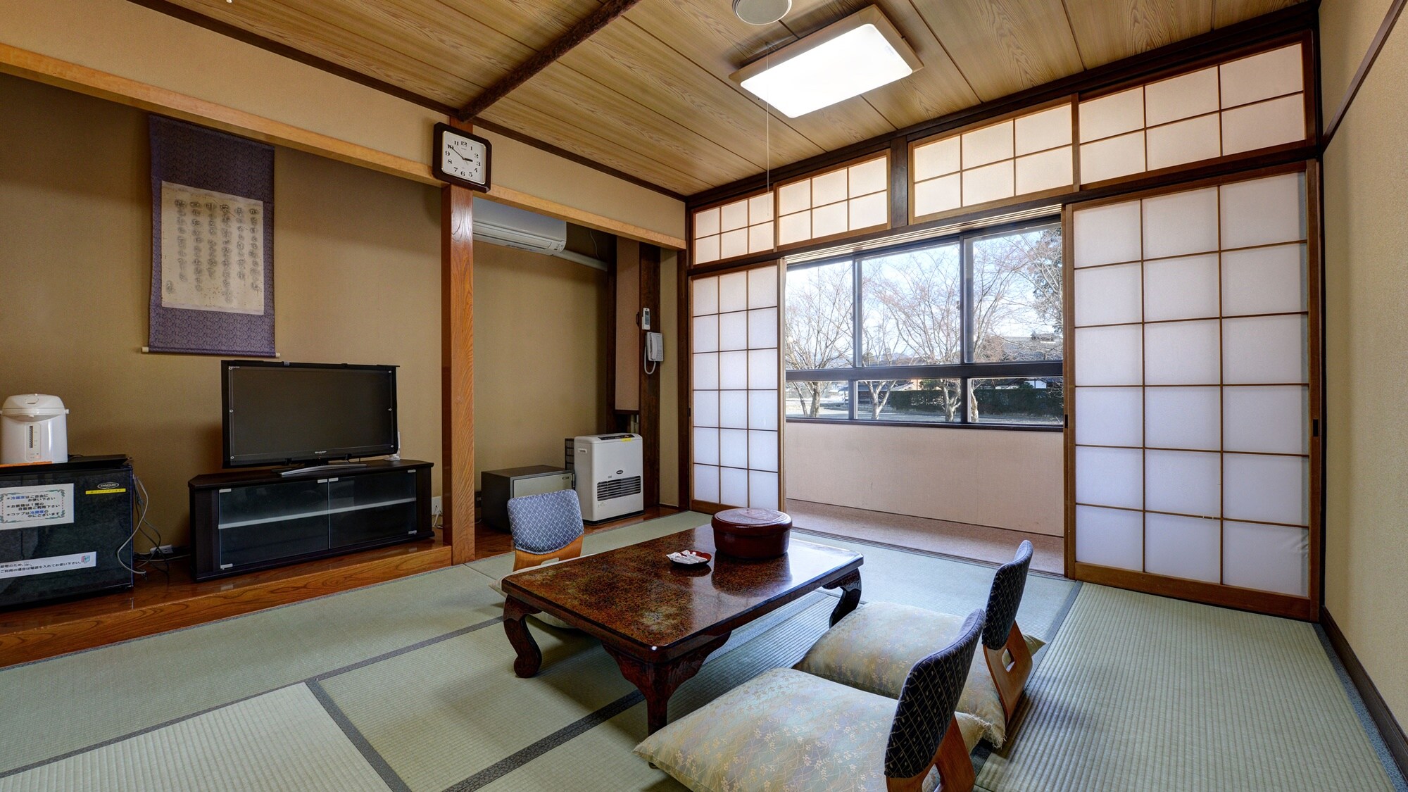 *[8 tatami Japanese-style room with special price] This room is available at a special price because the toilet is shared.