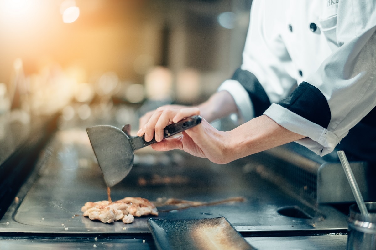 [Live Kitchen] Thưởng thức tiệc buffet trực tiếp với bít tết, tempura và nhiều món khác mỗi ngày