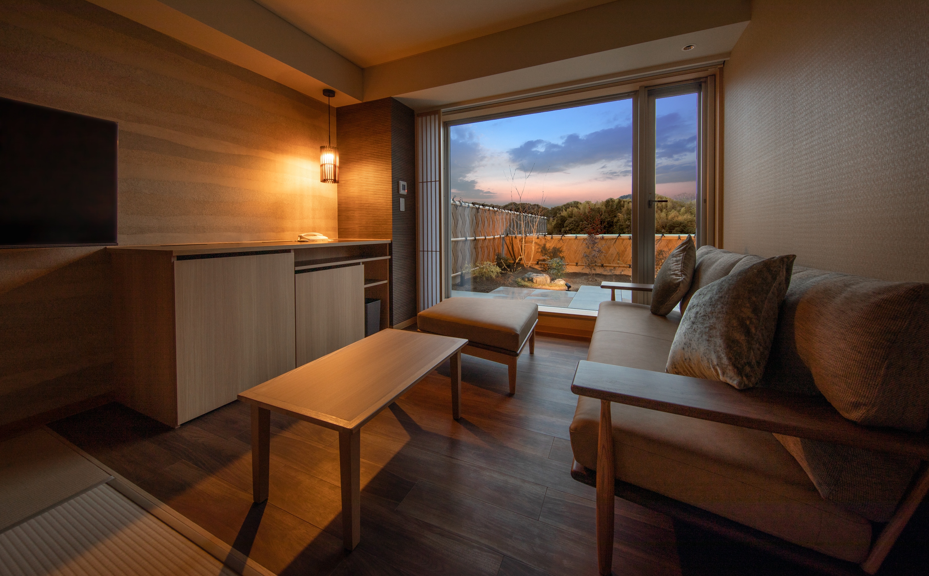 4F: Guest rooms with open-air baths