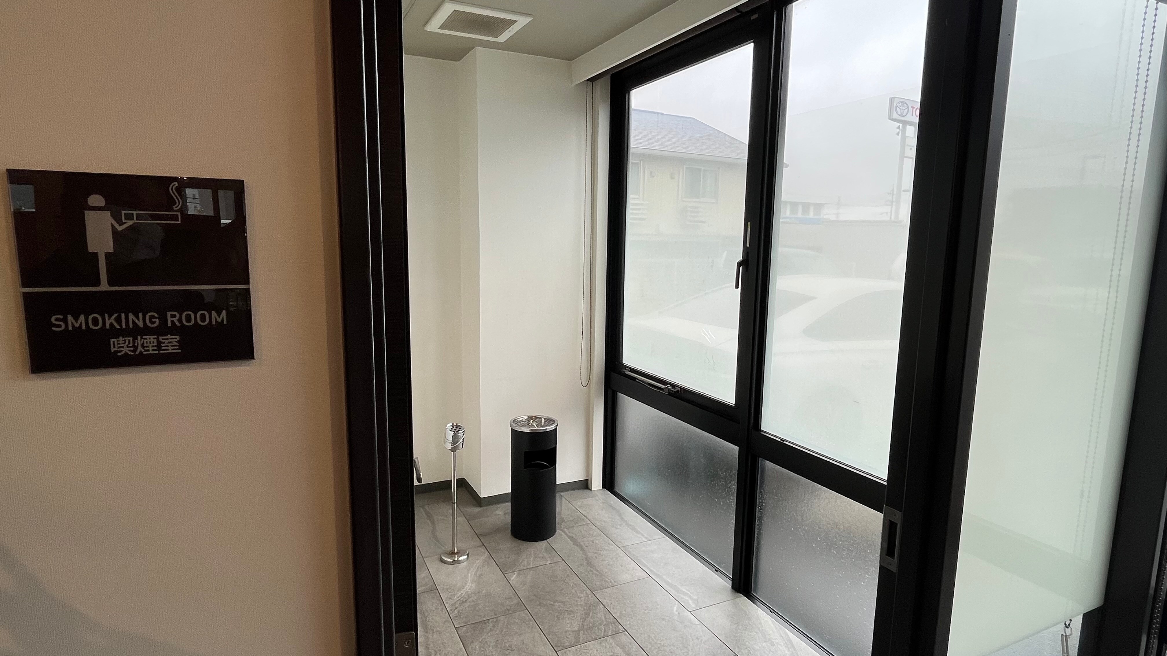 [ห้องสูบบุหรี่] ติดกับล็อบบี้ชั้น 1 รับบุหรี่ของคุณที่นี่