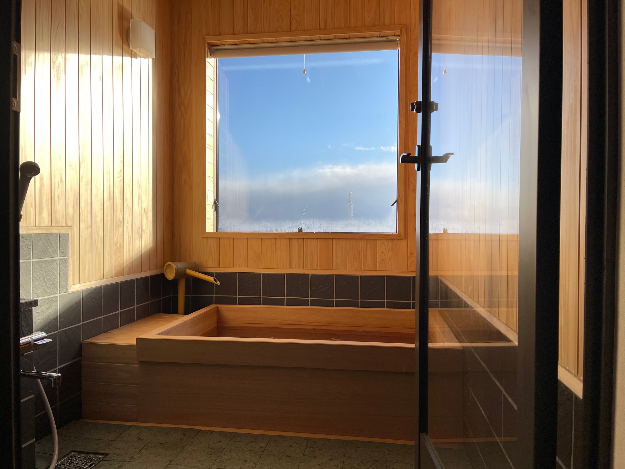 [Guest room with cypress bath in the annex] Renewal in 2021 ♪ You can see Lake Inawashiro in the distance ♪