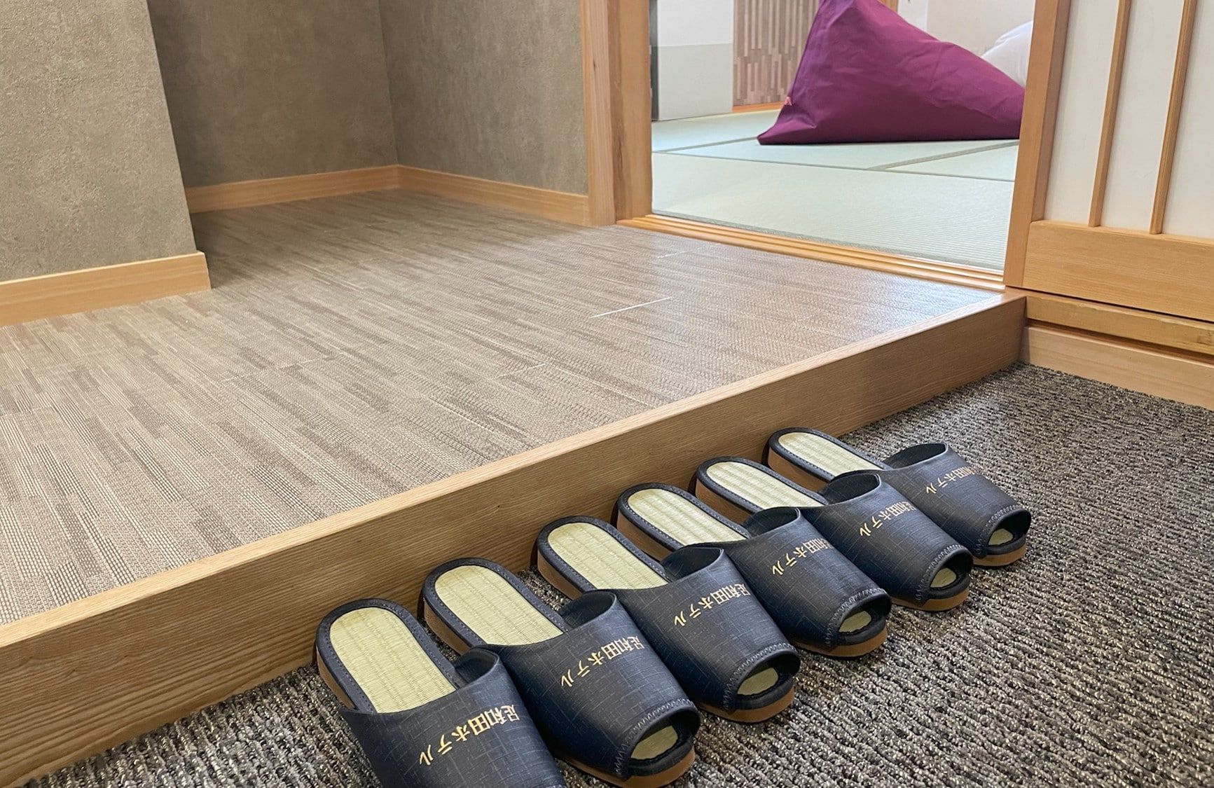 [East building] Japanese-Western modern 14-tatami room <Mountain side>