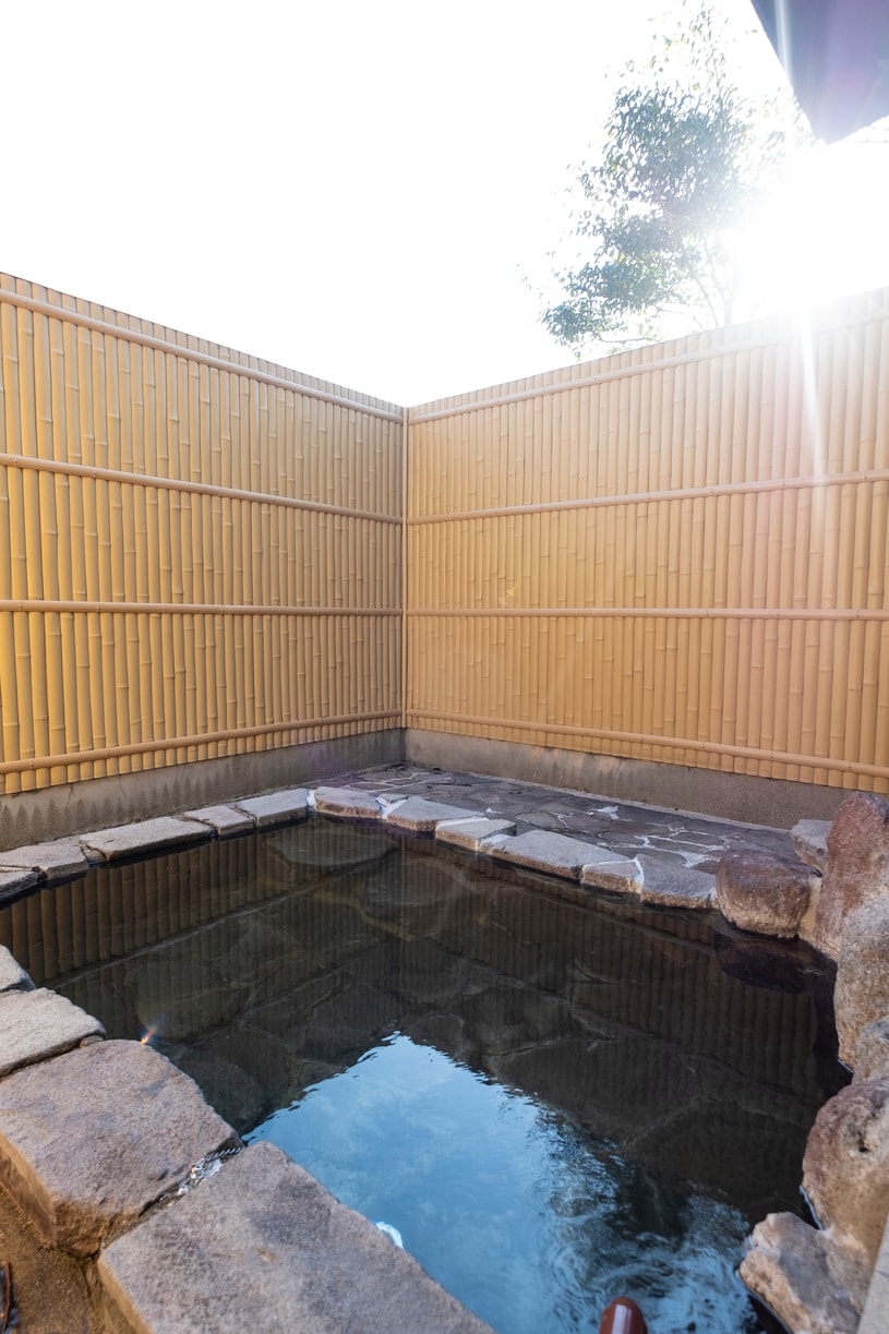 独栋温泉专用建筑，设有露天浴池