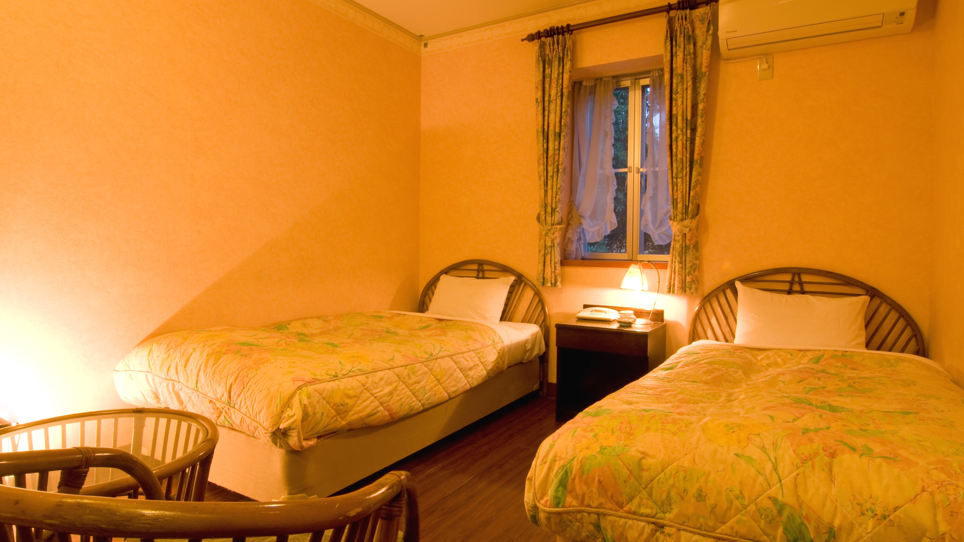 Standard twin room (maximum 2 people)