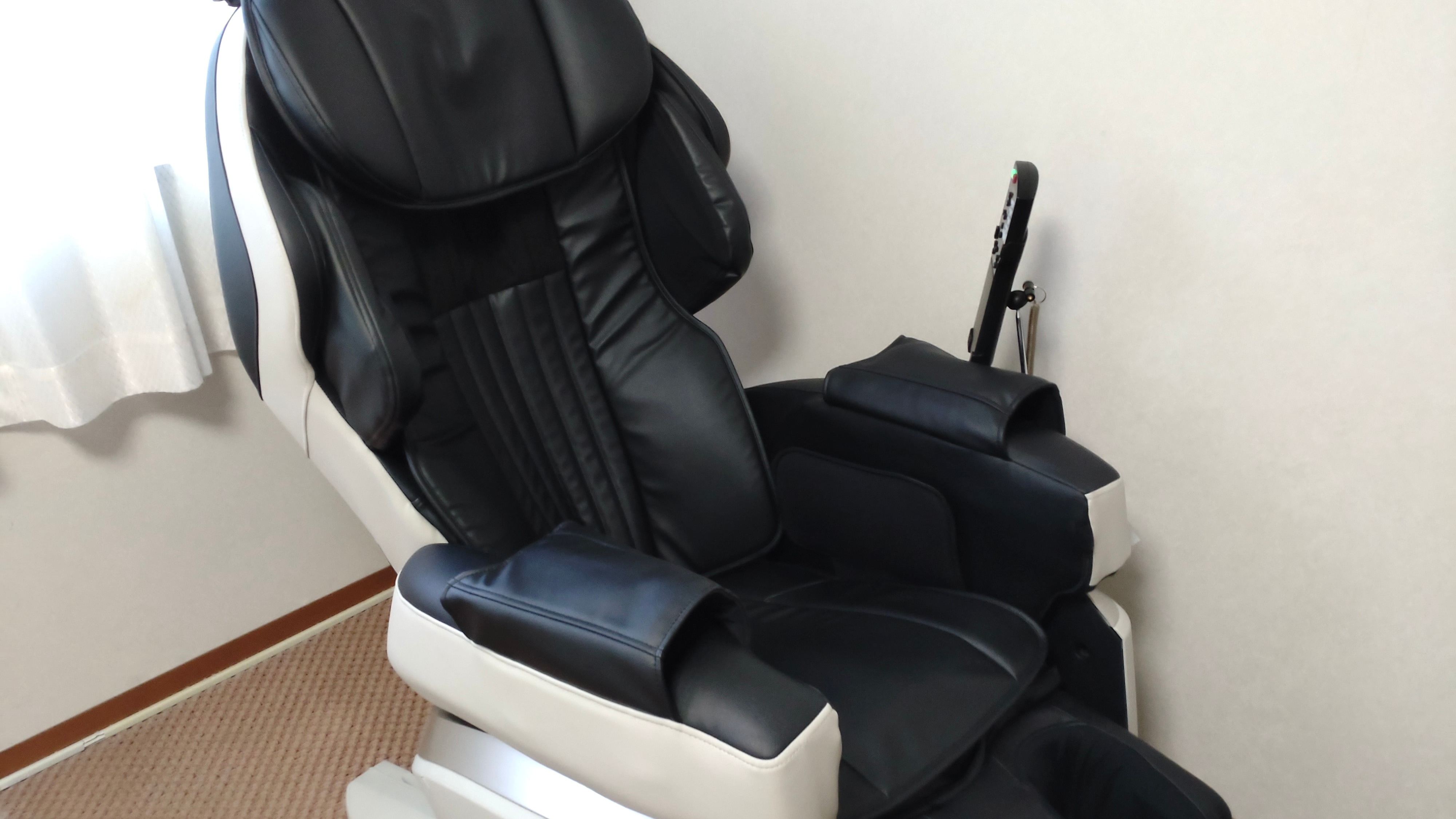 Khi bước vào phòng, điều đầu tiên tôi làm là thử ghế massage, điều mà tôi đã rất mong đợi. Sự mệt mỏi của ngày dài sẽ được giải tỏa♪