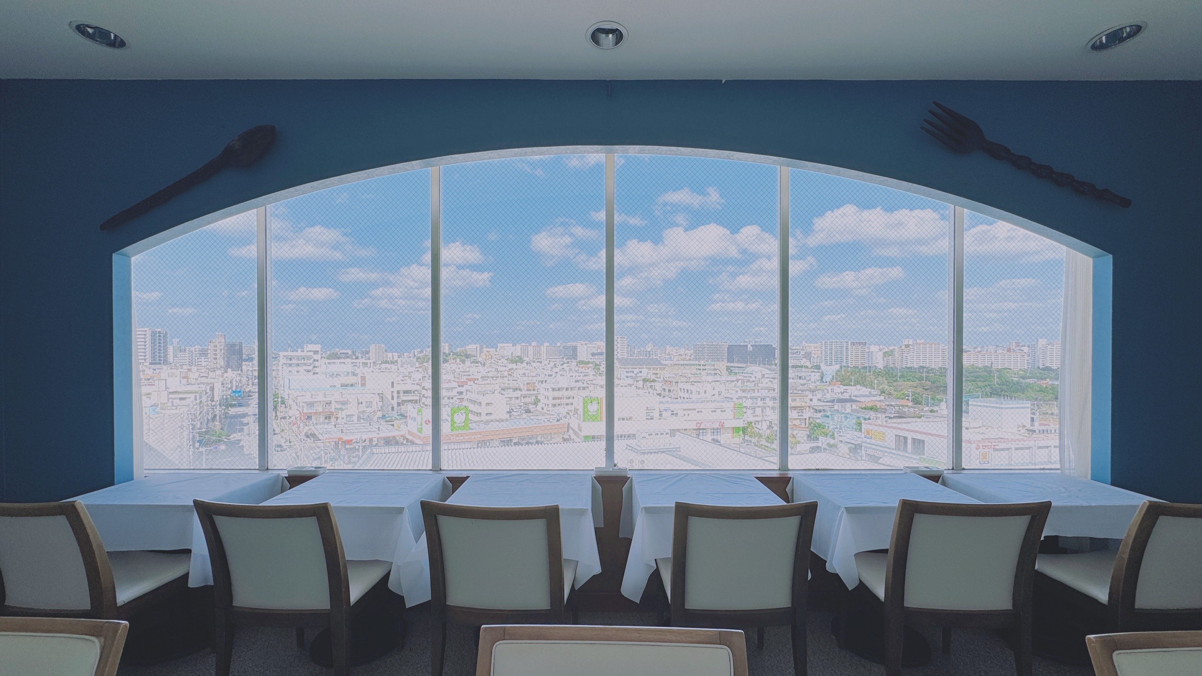 [餐廳] 從寬大的窗戶可以一覽那霸市的街景！