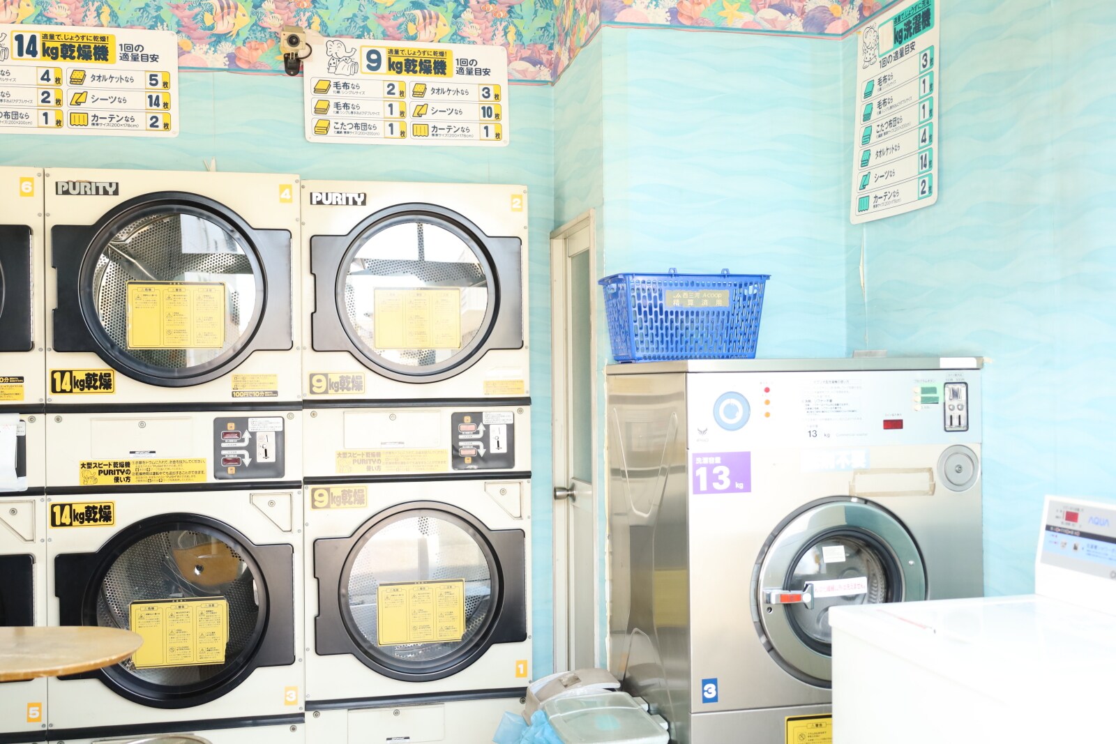 Tempat binatu koin di lantai pertama hotel kedua