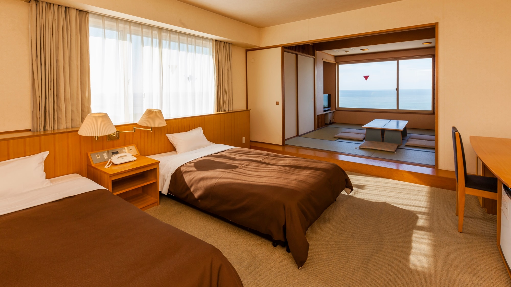 Japanese and Western room (corner room)