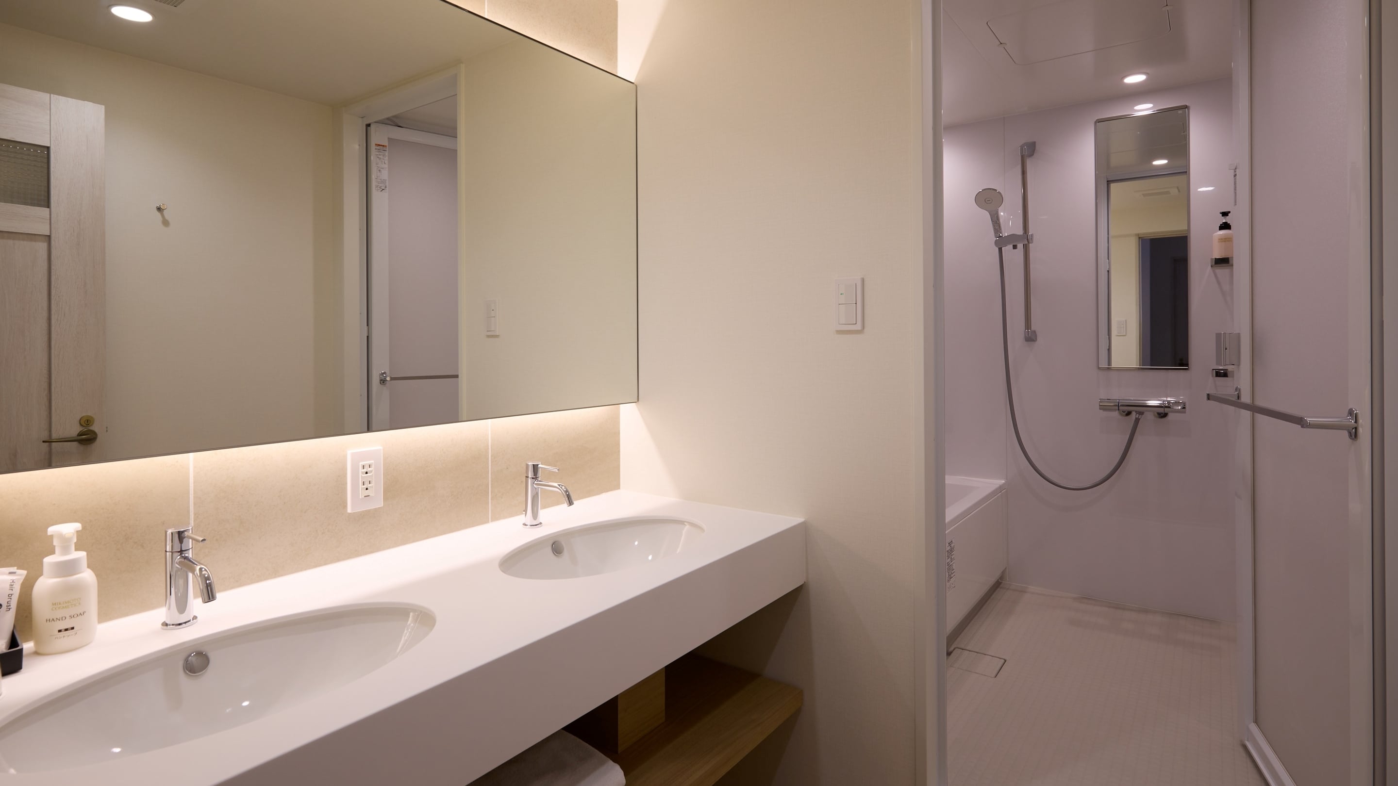 *[Deluxe Twin] Bathroom
