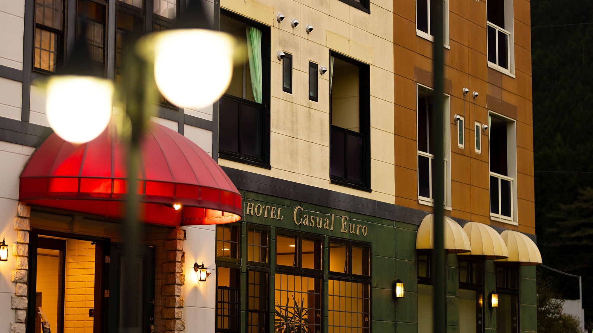 [Exterior] The hotel is lit by streetlights and looks like a movie set. Enjoy the extraordinary atmosphere.