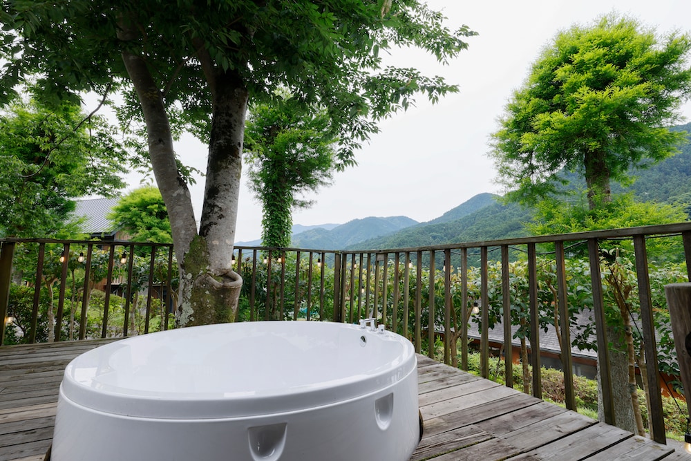 小屋設有開放式按摩浴缸，您可以和寵物一起入住（需穿泳衣）