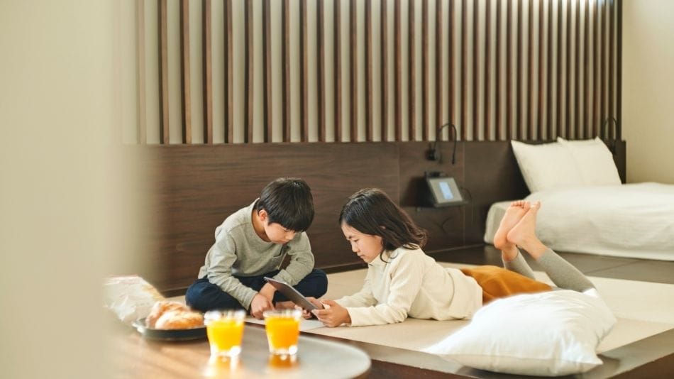 Wayo Queen - Hình ảnh một đứa trẻ đang sử dụng phòng